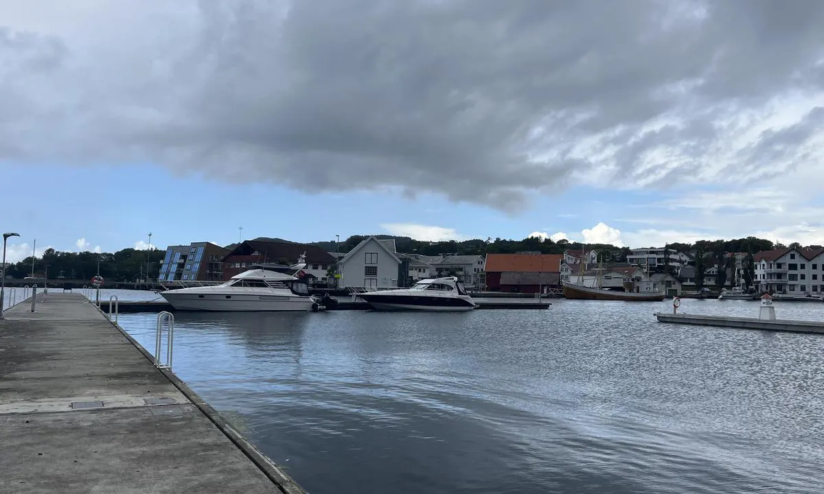 Vikevåg: {"base": "no", "no": "Valgte \u00e5 legge oss her, da det ble litt mer privat enn \u00e5 legge oss over p\u00e5 sentrum siden. Fant ut at fasilitetene med dusj/wc/vaskemaskin l\u00e5g p\u00e5 sentrumsiden i n\u00e6r tilknytning til gjestebrygge p\u00e5 den siden.", "se": "Valde att l\u00e4gga oss h\u00e4r, d\u00e5 det blev lite mer privat \u00e4n att l\u00e4gga oss \u00f6ver p\u00e5 centrum sidan. Fann ut att faciliteterna med dusch/wc/tv\u00e4ttmaskin l\u00e5g p\u00e5 centrumsidan i n\u00e4ra anslutning till g\u00e4stbryggan p\u00e5 den sidan.", "en": "We chose to dock here as it was a bit more private than docking on the town side. We found out that the facilities with shower/wc/washing machine were located on the town side in close proximity to the guest pier on that side.", "da": "Valgte at l\u00e6gge os her, da det blev lidt mere privat end at l\u00e6gge os over p\u00e5 centrumssiden. Fandt ud af, at faciliteterne med bruser/toilet/vaskemaskine l\u00e5 p\u00e5 centrumssiden i n\u00e6r tilknytning til g\u00e6stebroen p\u00e5 den side."}