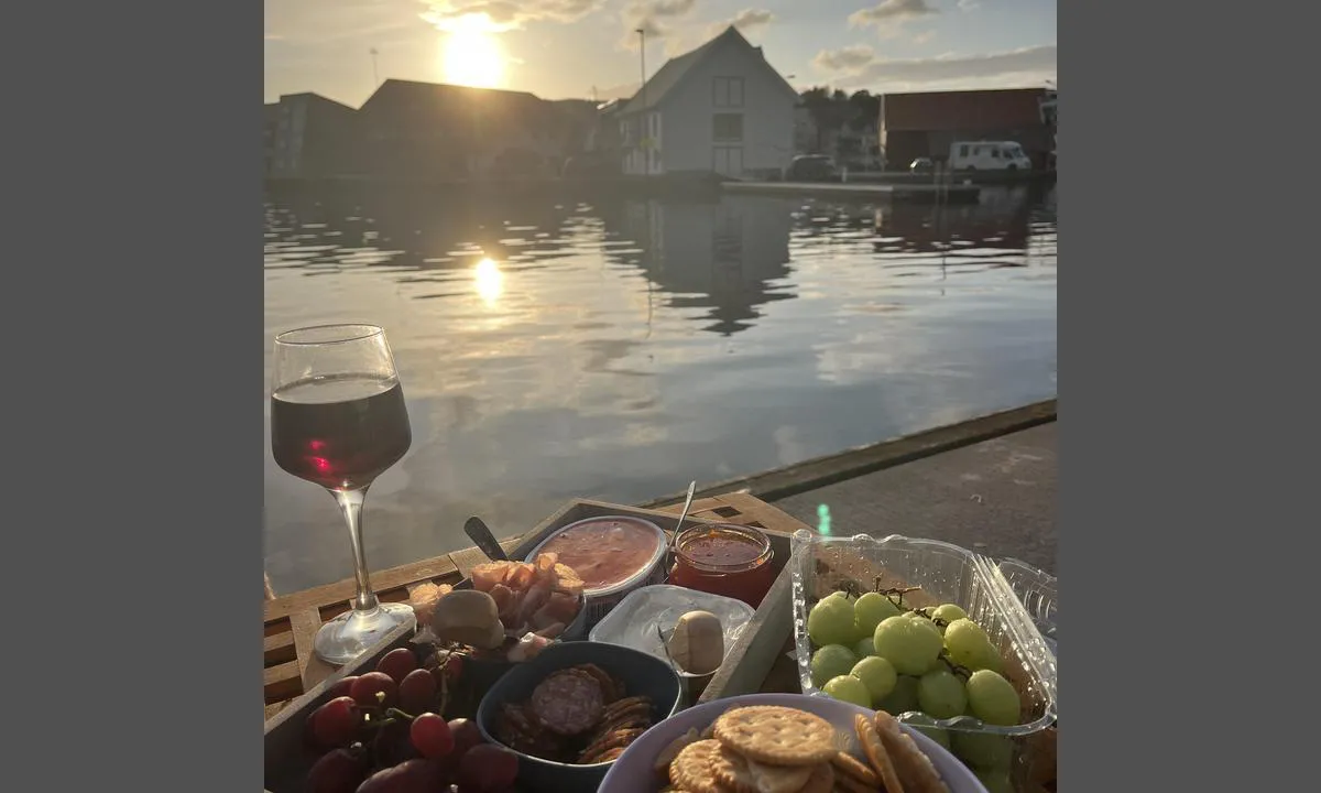 Vikevåg: {"base": "no", "no": "Bryggekos.", "se": "Bryggmys.", "en": "Pier coziness.", "da": "Bryggehyggelighed."}