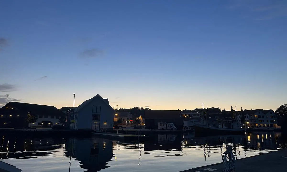 Vikevåg: {"base": "no", "no": "Vikev\u00e5g by Night.", "se": "Vikev\u00e5g by Night.", "en": "Vikev\u00e5g by Night.", "da": "Vikev\u00e5g by Night."}