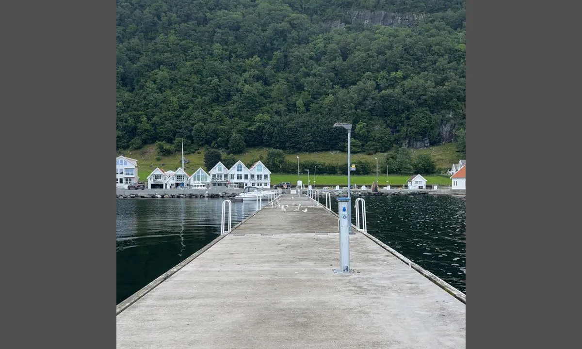 Vikevåg: {"base": "no", "no": "Lange solide flytebrygger.", "se": "L\u00e5nga solida flytbryggor.", "en": "Long solid floating docks.", "da": "Lange solide flydebroer."}