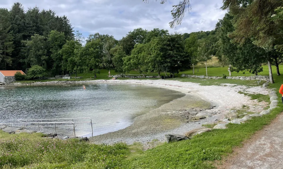 Vikevåg: En pen strand, godt egnet for barn, med fast grill, bord og benker befinner seg noen 100m vest for båthavnen.
