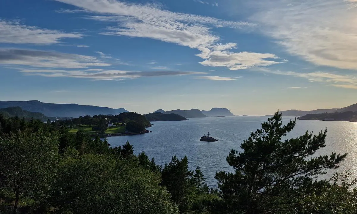 Vikholmen friluftsområde: {"base": "no", "no": "Fra utsiktspunktet i vest. Ser Lille Kalv\u00f8y, n\u00e6rmest, og byfjellet Aksla samt God\u00f8ya ute i havet.", "se": "Fr\u00e5n utsiktspunkten i v\u00e4ster. Ser Lilla Kalv\u00f6, n\u00e4rmast, och stadsberget Aksla samt God\u00f6ya ute i havet.", "en": "From the viewpoint in the west. Sees Lille Kalv\u00f8y, closest, and the city mountain Aksla as well as God\u00f8ya out in the sea.", "da": "Fra udsigtspunktet i vest. Ser Lille Kalv\u00f8, n\u00e6rmest, og byfjellet Aksla samt God\u00f8ya ude i havet."}