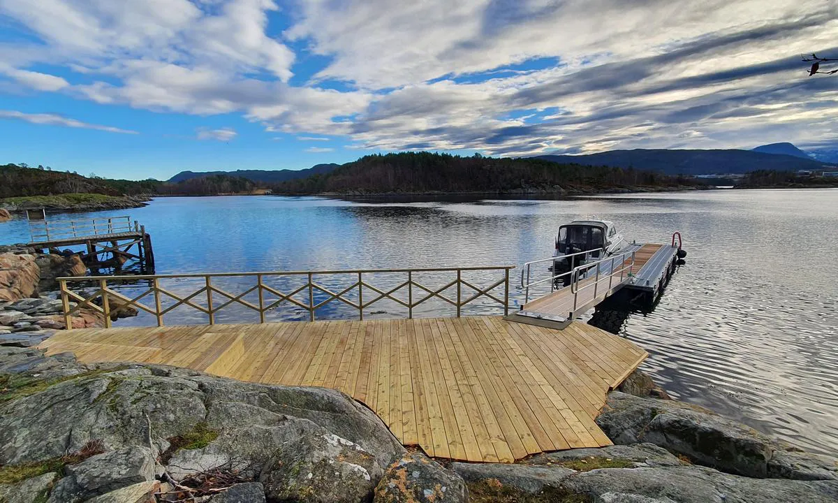 Vikholmen friluftsområde: {"base": "no", "no": "Flott opprustet kaianlegg, som Sunnm\u00f8re friluftsr\u00e5d har f\u00e5tt i stand. Ser her tydelig nabobrygga.", "se": "Flott upprustad kajanl\u00e4ggning, som Sunnm\u00f8re friluftsr\u00e5d har f\u00e5tt i ordning. Ser h\u00e4r tydligt grannbryggan.", "en": "Great refurbished quay facilities, established by the Sunnm\u00f8re Outdoor Council. The adjacent dock is clearly visible here.", "da": "Flot opgraderet kajanl\u00e6g, som Sunnm\u00f8re Friluftsr\u00e5d har f\u00e5et i stand. Ser her tydeligt nabobroen."}