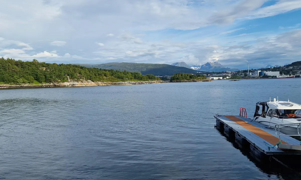 Vikholmen friluftsområde: {"base": "no", "no": "Ser her s\u00f8rover, mot Sunnm\u00f8rsalpene. Det er Breivika industriomr\u00e5de man ser i forgrunnen, og da med Moa-omr\u00e5det, kj\u00f8pesenter etc. Snakk om \u00e5 v\u00e6re p\u00e5 landet, samtidig som en ligger sentralt!.", "se": "Ser h\u00e4r s\u00f6derut, mot Sunnm\u00f8rsalperna. Det \u00e4r Breivika industriomr\u00e5de man ser i f\u00f6rgrunden, och d\u00e5 med Moa-omr\u00e5det, k\u00f6pcentrum etc. Snacka om att vara p\u00e5 landet, samtidigt som man ligger centralt!", "en": "Look here southward, towards the Sunnm\u00f8re Alps. In the foreground, you can see the Breivika industrial area, and beyond that the Moa area, shopping center, etc. Talk about being in the countryside while still being centrally located!", "da": "<p>Ser her mod syd, mod Sunnm\u00f8rsalpene. Det er Breivika industriomr\u00e5de man ser i forgrunden, og derefter Moa-omr\u00e5det, indk\u00f8bscenter etc. Snak om at v\u00e6re p\u00e5 landet, samtidig som man ligger centralt!</p>"}