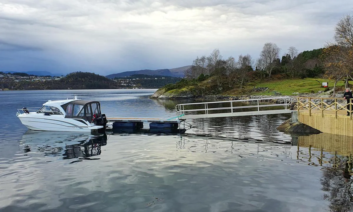Vikholmen friluftsområde: {"base": "no", "no": "Ser her noe av beitemarka, i bakgrunnen. Foringsautomat. Nede i fj\u00f8resteinen ligger den gamle st\u00f8a enn\u00e5, og her ligger det 'ofte' mindre b\u00e5ter. Det kan v\u00e6re dagsturer, eller de kommer med telt for overnatting.", "se": "Ser h\u00e4r n\u00e5got av betesmarken, i bakgrunden. Matningsautomat. Ner i strandstenarna ligger den gamla stugan fortfarande, och h\u00e4r ligger det 'ofta' mindre b\u00e5tar. Det kan vara dagsutflykter, eller de kommer med t\u00e4lt f\u00f6r \u00f6vernattning.", "en": "See here some of the grazing lands in the background. Feed dispenser. Down by the foreshore, the old landing stage still remains, and here smaller boats 'often' lie. These may be day trips, or they come with tents for overnight stays.", "da": "Ser her noget af gr\u00e6sningsmarken i baggrunden. Foderautomat. Nede ved fj\u00e6restens ligger den gamle anl\u00f8bsbro stadig, og her ligger der 'ofte' mindre b\u00e5de. Det kan v\u00e6re dagsture, eller de kommer med telt for overnatning."}