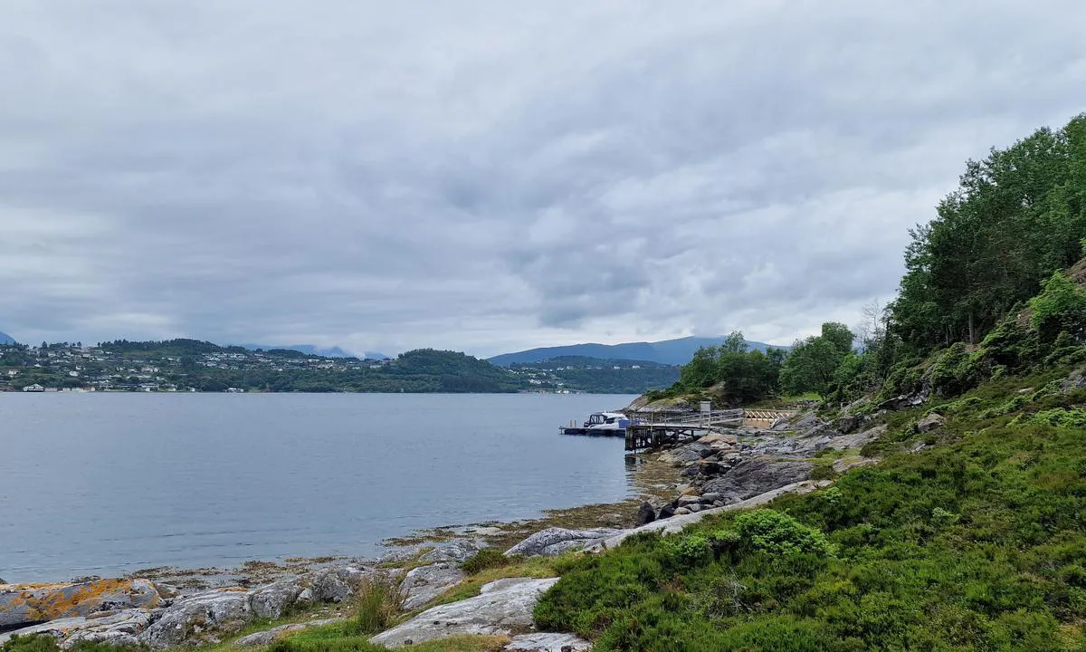 Vikholmen friluftsområde: {"base": "no", "no": "Det er igrunn to muligheter for tilflott. Rett \u00f8st for flytebrygga ser man den gamle kaia, hvor bla. den gamle ruteb\u00e5ten la til. Den er fremdeles i relativt god stand, og passer for st\u00f8rre fart\u00f8y.", "se": "Det finns i princip tv\u00e5 m\u00f6jligheter f\u00f6r ankring. Rakt \u00f6ster om flytbryggan ser man den gamla kajen, d\u00e4r bl.a. den gamla ruteb\u00e5ten lade till. Den \u00e4r fortfarande i relativt gott skick och l\u00e4mpar sig f\u00f6r st\u00f6rre fartyg.", "en": "There are basically two options for docking. Directly east of the floating dock, you can see the old quay, where among others, the old route boat used to dock. It is still in relatively good condition and is suitable for larger vessels.", "da": "Der er i grunden to muligheder for at l\u00e6gge til. Lige \u00f8st for flydebroen ser man den gamle kaj, hvor bl.a. den gamle ruteb\u00e5d lagde til. Den er stadig i relativt god stand og egner sig til st\u00f8rre fart\u00f8jer."}
