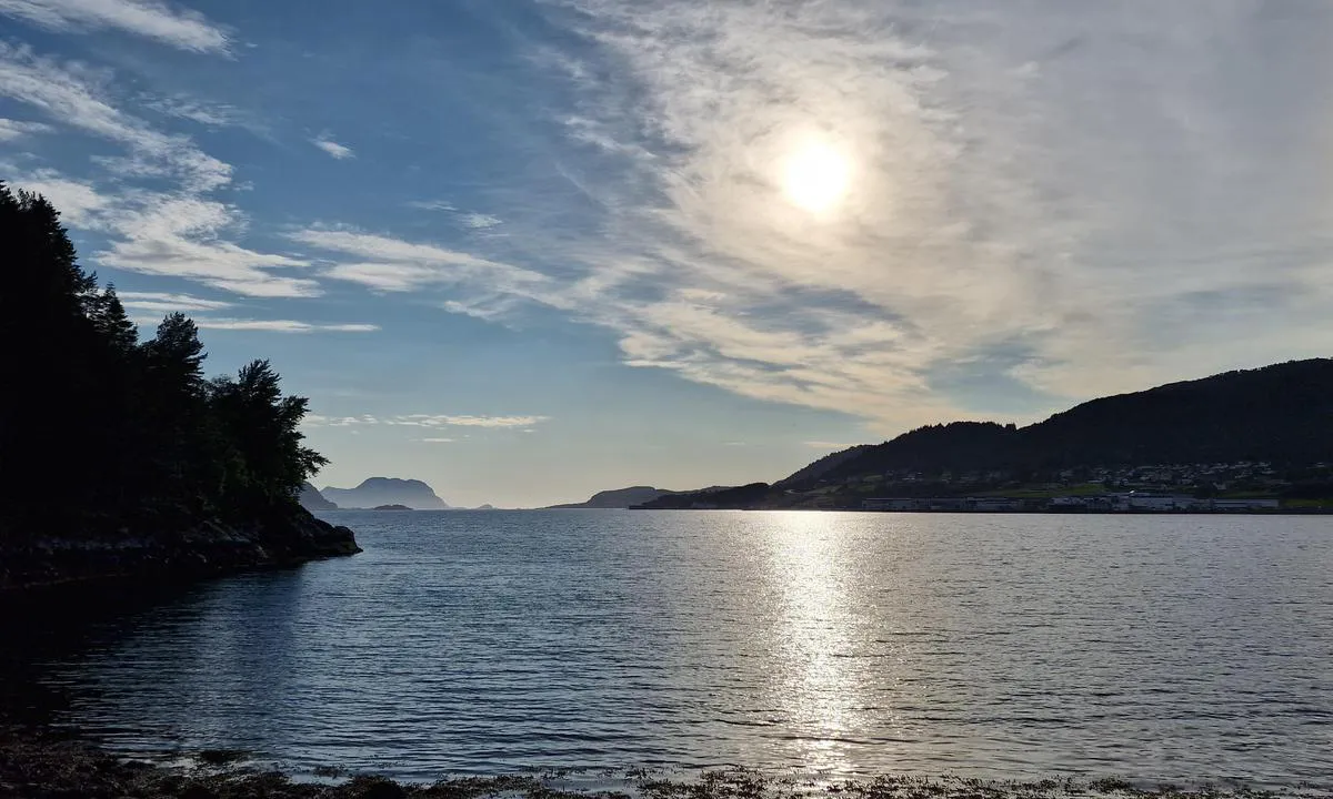 Vikholmen friluftsområde: {"base": "no", "no": "Kveldsstemning, fra nordsiden av \u00f8ya. Ser her rett vestover mot God\u00f8ya ute i havet.", "se": "Kv\u00e4llsst\u00e4mning, fr\u00e5n norra sidan av \u00f6n. Ser h\u00e4r rakt v\u00e4sterut mot God\u00f6ya ute i havet.", "en": "Evening atmosphere, from the north side of the island. Looking directly westward towards God\u00f8ya out in the sea.", "da": "Aftenstemning, fra nordsiden af \u00f8en. Ser her direkte vestover mod God\u00f8en ude i havet."}