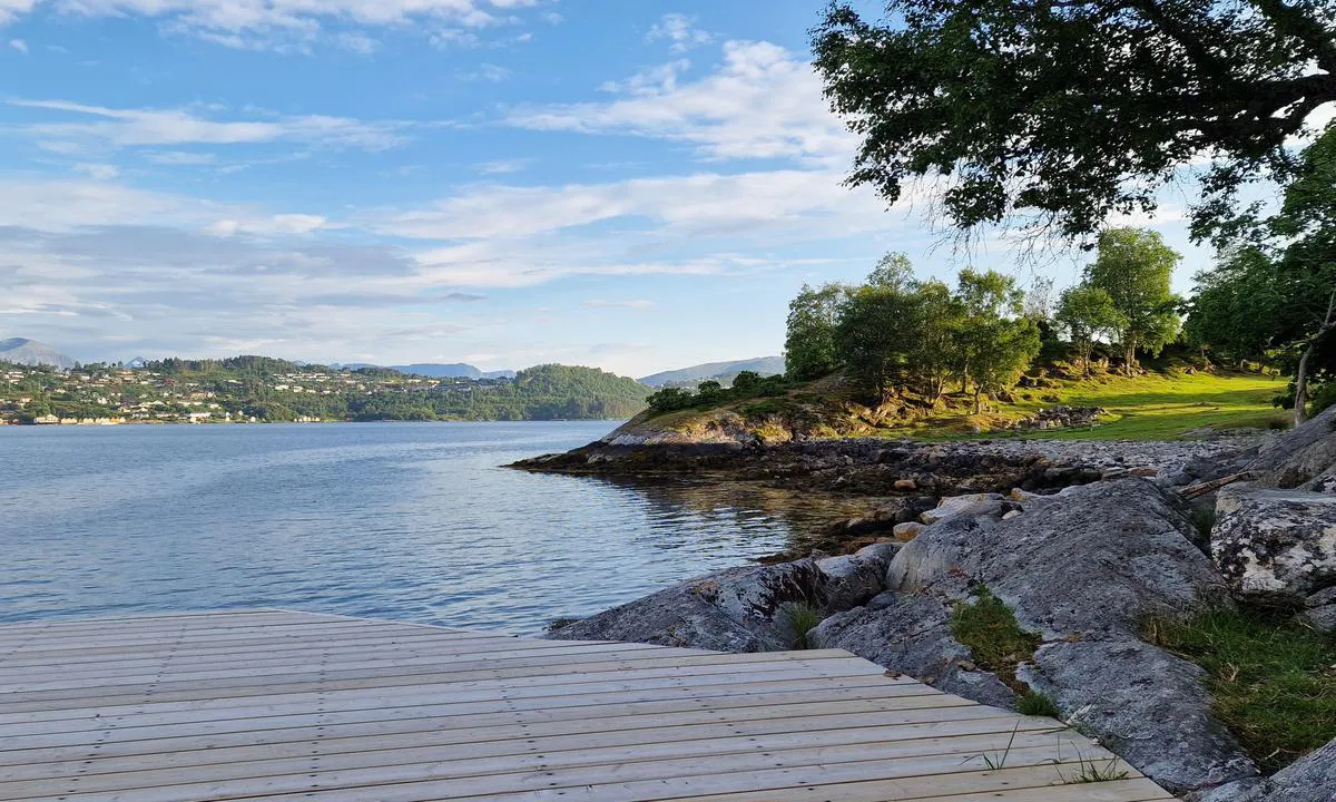 Vikholmen friluftsområde: {"base": "no", "no": "Rene danseplattingen! Sola forsvinner tidlig her nede.", "se": "Rena dansplattan! Solen f\u00f6rsvinner tidigt h\u00e4r nere.", "en": "Clean dancing deck! The sun disappears early down here.", "da": "Ren dansegulvet! Solen forsvinder tidligt hernede."}