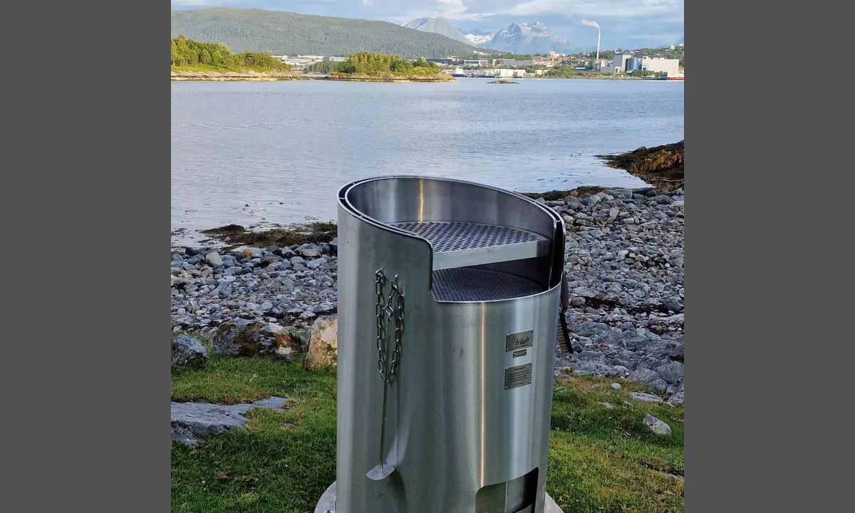 Vikholmen friluftsområde: {"base": "no", "no": "Det har v\u00e6rt mye grilling i fj\u00f8resteinene her, men i 2023 ble det satt opp en skikkelig grill, for \u00e5 f\u00e5 slutt p\u00e5 b\u00e5la langs sj\u00f8kanten.", "se": "Det har varit mycket grillning vid strandstenarna h\u00e4r, men 2023 sattes en riktig grill upp f\u00f6r att f\u00e5 slut p\u00e5 eldarna l\u00e4ngs vattenbrynet.", "en": "There has been a lot of grilling on the shore rocks here, but in 2023 a proper grill was set up to put an end to the bonfires along the water's edge.", "da": "Der har v\u00e6ret meget grillning p\u00e5 klippesk\u00e6rene her, men i 2023 blev der opstillet en ordentlig grill for at f\u00e5 stoppet b\u00e5l langs kystlinjen."}