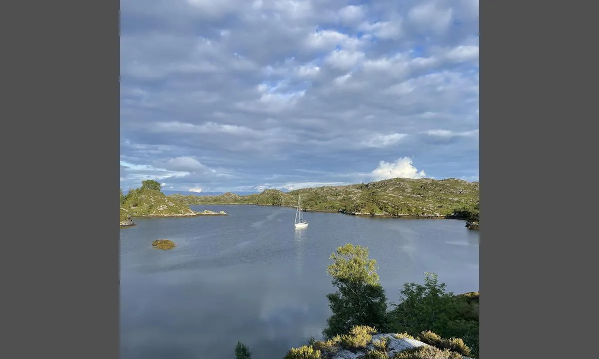 Vikingevågen: {"base": "no", "no": "Ligger fint til innerst i Vikingav\u00e5gen. Fin mulighet \u00e5 ro inn til land og g\u00e5 en liten fjelltur!", "se": "Ligger fint till l\u00e4ngst in i Vikingav\u00e5gen. Fin m\u00f6jlighet att ro in till land och g\u00e5 en liten fj\u00e4lltur!", "en": "Nicely situated at the innermost part of Vikingav\u00e5gen. Great opportunity to row ashore and take a small hike!", "da": "Ligger fint til inderst i Vikingav\u00e5gen. Fin mulighed for at ro ind til land og tage en lille fjeldtur!"}