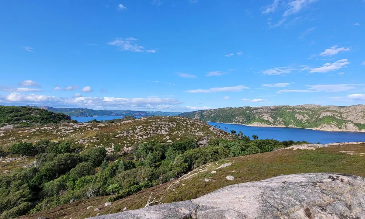 Vikingheim - Vervågen: Flott utsikt innover Grønsfjorden som er et flott sted å utforske når det blåser for mye til å gå rundt Lindesnes. Godt fiske og flere fine uthavner.