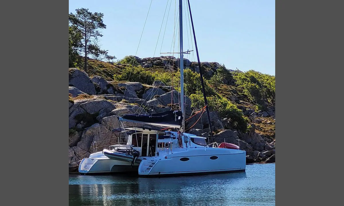 Longside I Vikingheim - Vervågen
Utsikt sørover mot Lindesnes. Skjermet og nydelig plass. Løse sauer så husk hund i band. Fin liten topptur mulighet like ved med geo punkt. Masse historie og spor etter tingplassen som spores tilbake til ca år 400. På bilde blåser det kuling fra vnv
Dette er en plass man husker.