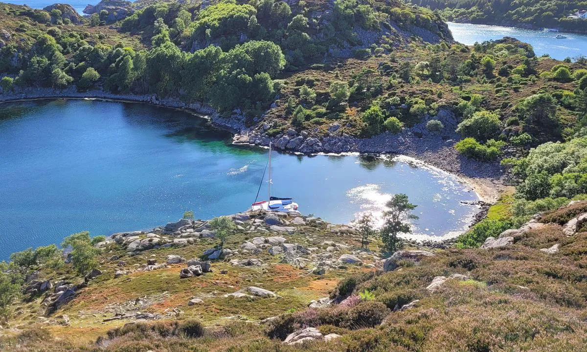 Vikingheim - Vervågen: {"base": "no", "no": "Bilde fra n\u00e6rliggende topp", "se": "Bild fr\u00e5n n\u00e4rliggande topp", "en": "View from nearby summit", "da": "Billede fra n\u00e6rliggende top"}