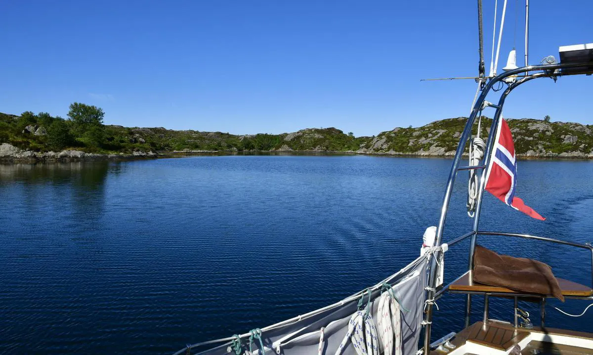 Vikingevågen: {"base": "no", "no": "Fra innseilingen til Vikingv\u00e5gen. Godt merket og grei innseiling", "se": "Fr\u00e5n inseglingen till Vikingv\u00e5gen. V\u00e4l utm\u00e4rkt och enkel insegling", "en": "From the approach to Vikingv\u00e5gen. Well marked and straightforward approach", "da": "Fra indsejlingen til Vikingv\u00e5gen. Godt markeret og nem indsejling"}
