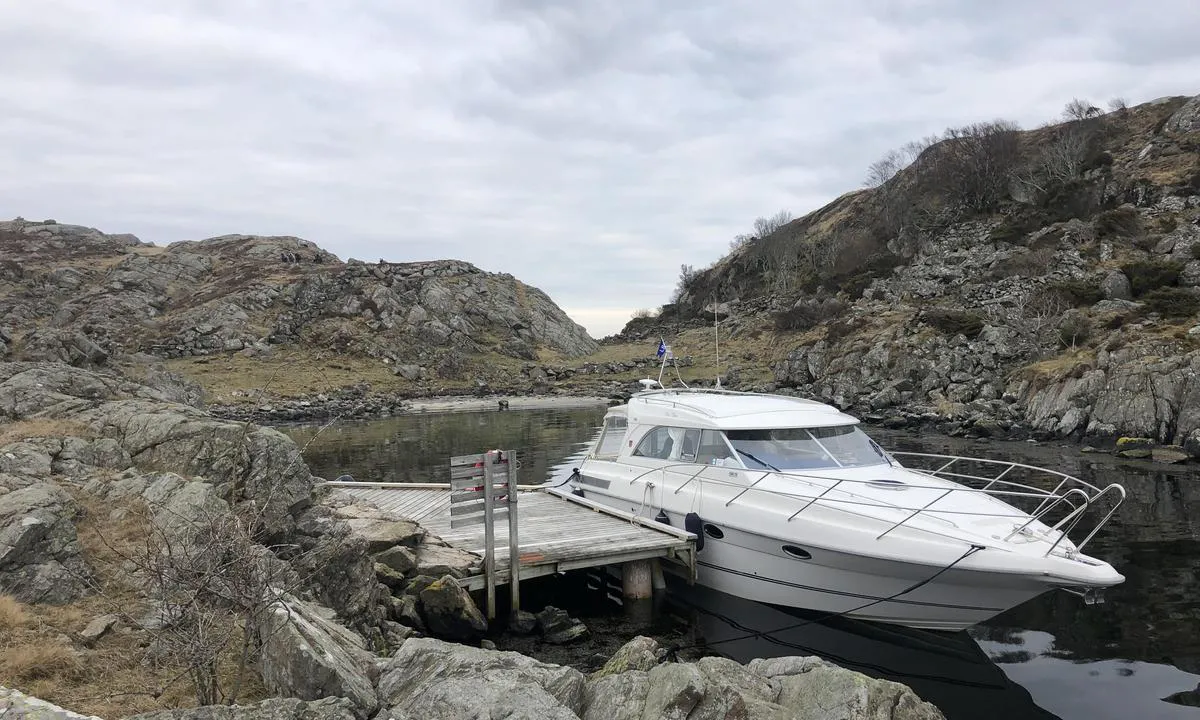Vikkilen: {"base": "no", "no": "Fin plass som en har mye for seg selv n\u00e5r du f\u00f8rst har f\u00e5tt tampene i land. ;-)\r\nFlott liten sandstrand.\r\nBildet er tatt i mot syd/\u00f8st.", "se": "Fin plats som man har mycket f\u00f6r sig sj\u00e4lv n\u00e4r man v\u00e4l har f\u00e5tt tamparna i land. ;-)\nFin liten sandstrand.\nBildet \u00e4r taget mot syd/\u00f6st.", "en": "Nice spot that you often have mostly to yourself once you've secured the lines ashore. ;-)\nBeautiful little sandy beach.\nThe picture is taken facing south/east.", "da": "Fin plads som man har meget for sig selv, n\u00e5r man f\u00f8rst har f\u00e5et tampene i land. ;-)\nFlot lille sandstrand.\nBilledet er taget mod syd/\u00f8st."}