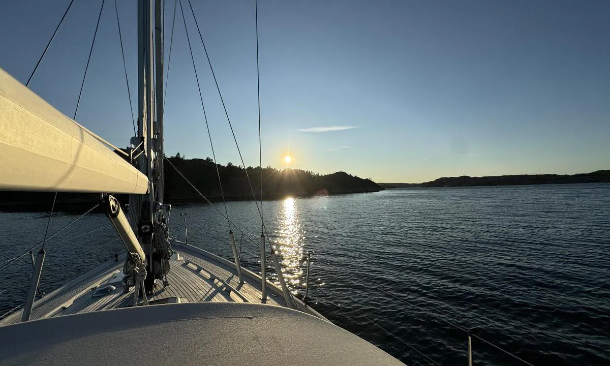 {"base": "se", "no": "Bj\u00f8rnhodet ytterst i viks kile. Vindstille ankring, 10 m/s i fjorden utenfor.", "se": "Bj\u00f8rnshuvudet ytterst i viks kile. Vindstille ankring, 10 ms. i fjorden utenfor.", "en": "Bj\u00f8rnshuvudet at the outermost part of the creek's inlet. Calm anchorage, 10 meters depth in the fjord outside.", "da": "Bj\u00f8rnhovedet yderst i viks kile. Vindstille ankring, 10 ms. i fjorden udenfor."}