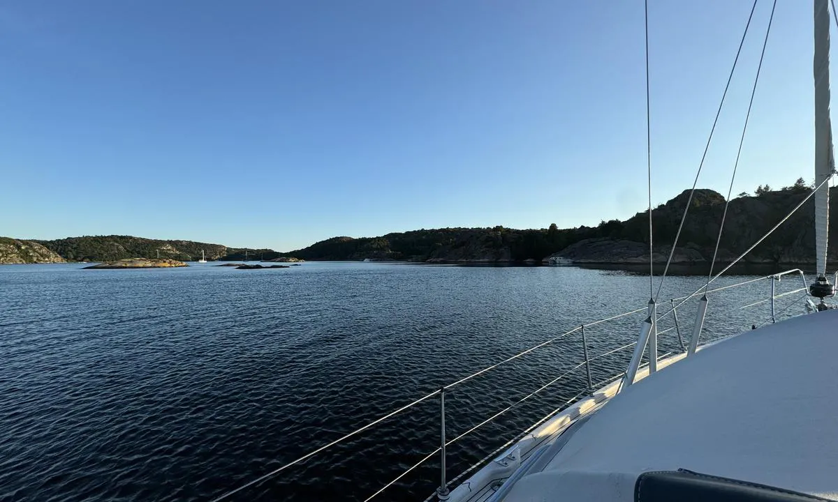 {"base": "no", "no": "Viks kile sett fra Bj\u00f8rnshuvudet.", "se": "Viks kyla sedd fr\u00e5n Bj\u00f6rnshuvudet.", "en": "Viks bay seen from Bj\u00f8rnshuvudet.", "da": "Viks kil set fra Bj\u00f8rnshovedet."}