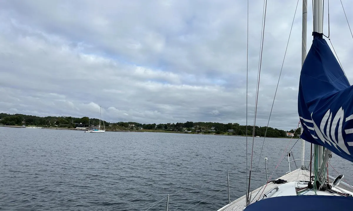 Viksfjord / Ulkeholmen: {"base": "no", "no": "Utsikt inn mot Bj\u00f8nnesstranda, kiosk \u00e5pen i sommerm\u00e5nedene.", "se": "Utsikt in mot Bj\u00f8nnesstranda, kiosk \u00f6ppen under sommarm\u00e5naderna.", "en": "View towards Bj\u00f8nnesstranda, kiosk open during the summer months.", "da": "Udsigt ind mod B\u00f8llestranden, kiosk \u00e5ben i sommerm\u00e5nederne."}