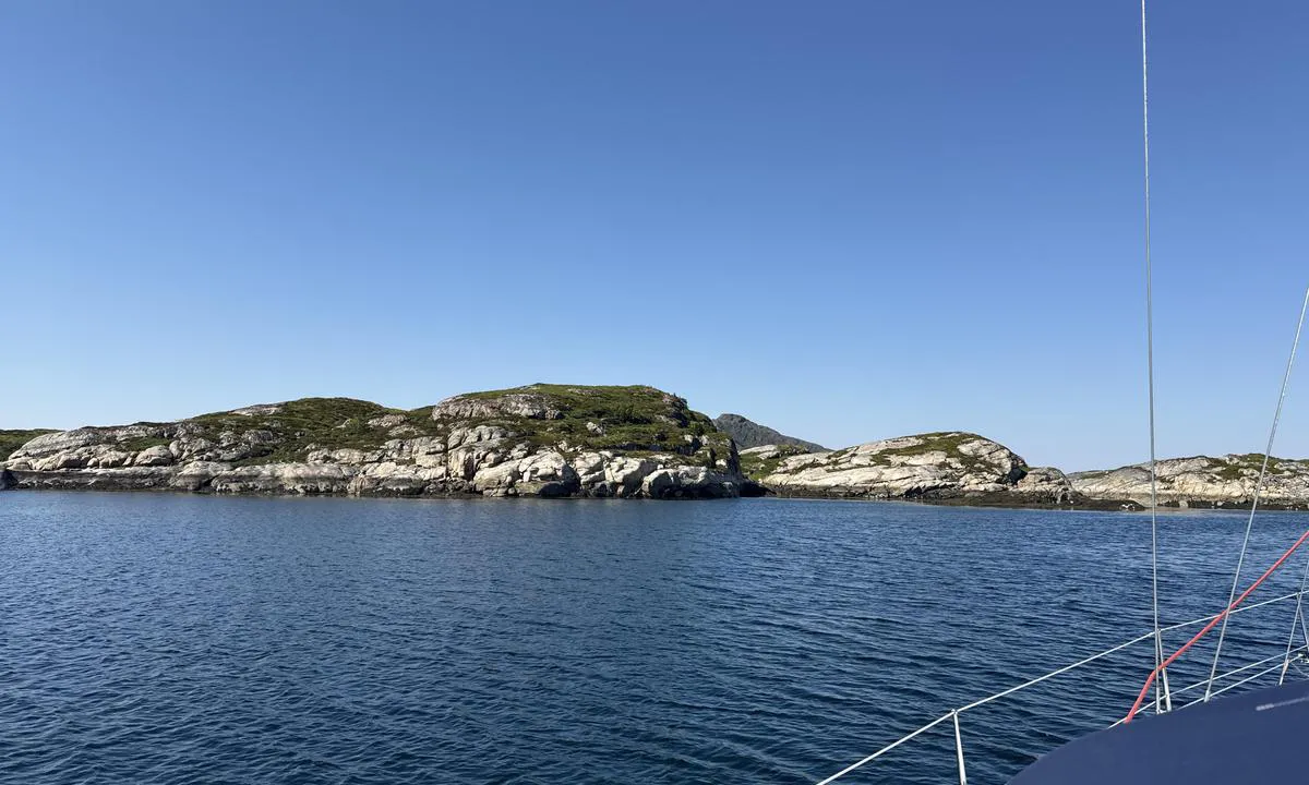 Villa Fyr: {"base": "no", "no": "Var fult inne ved oppmerket snkringsplass. Her l\u00e5 vi trygt p\u00e5 ca 10 meter. Veldig fint omr\u00e5de", "se": "Var fullt inne vid utm\u00e4rkt ankringsplats. H\u00e4r l\u00e5g vi tryggt p\u00e5 ca 10 meter. V\u00e4ldigt fint omr\u00e5de", "en": "Was fully occupied at the designated anchorage. Here we lay safely at about 10 meters. Very nice area.", "da": "Var fuldt inde ved den afm\u00e6rkede ankringsplads. Her l\u00e5 vi trygt p\u00e5 ca. 10 meter. Meget p\u00e6nt omr\u00e5de.", "fr": "Nous \u00e9tions compl\u00e8tement pleins \u00e0 la place d'ancrage marqu\u00e9e. Nous \u00e9tions en s\u00e9curit\u00e9 \u00e0 environ 10 m\u00e8tres. Tr\u00e8s belle r\u00e9gion.", "de": "War voll an den markierten Ankerpl\u00e4tzen. Hier lagen wir sicher auf ca. 10 Meter. Sehr sch\u00f6nes Gebiet.", "es": "Estaba lleno en el \u00e1rea se\u00f1alada para fondear. Aqu\u00ed est\u00e1bamos seguros a unos 10 metros. \u00c1rea muy bonita", "it": "Era tutto pieno nel posto di ancoraggio segnato. Qui eravamo al sicuro a circa 10 metri. Zona molto bella", "pt": "Estava cheio na \u00e1rea de ancoragem demarcada. N\u00f3s ficamos seguros a cerca de 10 metros. \u00c1rea muito bonita", "nl": "Er was geen plaats meer bij de gemarkeerde aanlegplaats. Hier lagen we veilig op ca. 10 meter. Hele mooie omgeving", "pl": "By\u0142o pe\u0142no w oznakowanym miejscu na kotwiczenie. Tutaj le\u017celi\u015bmy bezpiecznie na oko\u0142o 10 metrach. Bardzo \u0142adny obszar.", "uk": "\u0411\u0443\u043b\u0438 \u043f\u043e\u0432\u043d\u0456\u0441\u0442\u044e \u043d\u0430 \u043f\u043e\u0437\u043d\u0430\u0447\u0435\u043d\u043e\u043c\u0443 \u043c\u0456\u0441\u0446\u0456 \u0434\u043b\u044f \u044f\u043a\u043e\u0440\u0443\u0432\u0430\u043d\u043d\u044f. \u0422\u0443\u0442 \u043c\u0438 \u0441\u0442\u043e\u044f\u043b\u0438 \u0431\u0435\u0437\u043f\u0435\u0447\u043d\u043e \u043d\u0430 \u0433\u043b\u0438\u0431\u0438\u043d\u0456 \u0431\u043b\u0438\u0437\u044c\u043a\u043e 10 \u043c\u0435\u0442\u0440\u0456\u0432. \u0414\u0443\u0436\u0435 \u0433\u0430\u0440\u043d\u0430 \u043c\u0456\u0441\u0446\u0435\u0432\u0456\u0441\u0442\u044c", "ro": "Era complet ocupat la locul de ancorare marcat. Am stat aici \u00een siguran\u021b\u0103 la aproximativ 10 metri. Zon\u0103 foarte frumoas\u0103", "tr": "\u0130\u015faretlenmi\u015f demirleme yerinde tamamen doluydu. Burada yakla\u015f\u0131k 10 metre derinlikte g\u00fcvenli bir \u015fekilde durduk. \u00c7ok g\u00fczel bir b\u00f6lge.", "el": "\u0389\u03c4\u03b1\u03bd \u03c0\u03bb\u03ae\u03c1\u03c9\u03c2 \u03ba\u03b1\u03c4\u03b5\u03b9\u03bb\u03b7\u03bc\u03bc\u03ad\u03bd\u03bf \u03c3\u03c4\u03bf\u03bd \u03c3\u03b7\u03bc\u03b5\u03b9\u03c9\u03bc\u03ad\u03bd\u03bf \u03c7\u03ce\u03c1\u03bf \u03b1\u03b3\u03ba\u03c5\u03c1\u03bf\u03b2\u03cc\u03bb\u03b7\u03c3\u03b7\u03c2. \u0395\u03b4\u03ce \u03b2\u03c1\u03b9\u03c3\u03ba\u03cc\u03bc\u03b1\u03c3\u03c4\u03b1\u03bd \u03bc\u03b5 \u03b1\u03c3\u03c6\u03ac\u03bb\u03b5\u03b9\u03b1 \u03c3\u03b5 \u03c0\u03b5\u03c1\u03af\u03c0\u03bf\u03c5 10 \u03bc\u03ad\u03c4\u03c1\u03b1. \u03a0\u03bf\u03bb\u03cd \u03c9\u03c1\u03b1\u03af\u03b1 \u03c0\u03b5\u03c1\u03b9\u03bf\u03c7\u03ae", "cs": "Bylo pln\u011b obsazeno na vyzna\u010den\u00e9m kotvi\u0161ti. Zde jsme le\u017eeli bezpe\u010dn\u011b na cca 10 metrech. Velmi p\u011bkn\u00e1 oblast.", "hu": "Egy megfelel\u0151en kijel\u00f6lt horgonyz\u00f3helyen tart\u00f3zkodtunk. Biztons\u00e1gosan fek\u00fcdt\u00fcnk itt, k\u00f6r\u00fclbel\u00fcl 10 m\u00e9teres m\u00e9lys\u00e9gben. Nagyon sz\u00e9p k\u00f6rny\u00e9k.", "fi": "Merkattu ankkurointipaikka oli aivan t\u00e4ynn\u00e4. Ankkuroimme turvallisesti noin 10 metrin syvyydess\u00e4. Eritt\u00e4in hieno alue", "bg": "\u0411\u0435\u0448\u0435 \u043f\u044a\u043b\u043d\u043e \u0434\u043e \u043c\u0430\u0440\u043a\u0438\u0440\u0430\u043d\u043e\u0442\u043e \u043c\u044f\u0441\u0442\u043e \u0437\u0430 \u0437\u0430\u043a\u043e\u0442\u0432\u044f\u043d\u0435. \u0422\u0443\u043a \u043b\u0435\u0436\u0430\u0445\u043c\u0435 \u0441\u0438\u0433\u0443\u0440\u043d\u043e \u043d\u0430 \u043e\u043a\u043e\u043b\u043e 10 \u043c\u0435\u0442\u0440\u0430. \u041c\u043d\u043e\u0433\u043e \u0445\u0443\u0431\u0430\u0432\u0430 \u0437\u043e\u043d\u0430.", "sr": "\u0411\u0438\u043b\u043e \u0458\u0435 \u043f\u0443\u043d\u043e \u0443\u043d\u0443\u0442\u0440\u0430 \u043a\u043e\u0434 \u043e\u0437\u043d\u0430\u0447\u0435\u043d\u043e\u0433 \u0441\u0438\u0434\u0440\u0438\u0448\u0442\u0430. \u041e\u0432\u0434\u0435 \u0441\u043c\u043e \u043c\u0438\u0440\u043d\u043e \u043b\u0435\u0436\u0430\u043b\u0438 \u043d\u0430 \u043e\u043a\u043e 10 \u043c\u0435\u0442\u0430\u0440\u0430 \u0434\u0443\u0431\u0438\u043d\u0435. \u0412\u0435\u043e\u043c\u0430 \u043b\u0435\u043f\u043e \u043f\u043e\u0434\u0440\u0443\u0447\u0458\u0435.", "et": "Ole t\u00e4ielikult m\u00e4rgistatud ankurduspaigal. Siin olime kindlalt umbes 10 meetri s\u00fcgavusel. V\u00e4ga kena piirkond", "lv": "Vieta pie nor\u0101d\u012bt\u0101s enkura vietas var b\u016bt pilna. M\u0113s atrad\u0101mies dro\u0161i pie apm\u0113ram 10 metriem dzi\u013cum\u0101. \u013boti jauka vieta.", "lt": "Buvo pilna pa\u017eym\u0117tose inkaravimo vietose. \u010cia buvome saug\u016bs ma\u017edaug 10 metr\u0173 gylyje. Labai gra\u017ei vietov\u0117"}