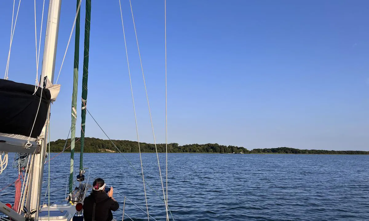 {"base": "da", "no": "Utsikt fra ankerplassen mot Vilm", "se": "Utsikt fr\u00e5n ankarplatsen mot Vilm", "en": "View from the anchorage towards Vilm", "da": "Udsigt fra ankerpladsen mod Vilm", "fr": "Vue depuis le mouillage vers Vilm", "de": "Aussicht vom Ankerplatz auf Vilm", "es": "Vista desde el fondeadero hacia Vilm", "it": "Vista dall'ancoraggio verso Vilm", "pt": "Vista do ancoradouro em dire\u00e7\u00e3o a Vilm", "nl": "Uitzicht vanaf de ankerplaats naar Vilm", "pl": "Widok z kotwicowiska na Vilm", "uk": "\u0412\u0438\u0434 \u0437 \u044f\u043a\u043e\u0440\u043d\u043e\u0457 \u0441\u0442\u043e\u044f\u043d\u043a\u0438 \u043d\u0430 \u0412\u0456\u043b\u044c\u043c", "ro": "Priveli\u0219te din locul de ancorare c\u0103tre Vilm", "tr": "Demirleme yerinden Vilm'e bak\u0131\u015f", "el": "\u0398\u03ad\u03b1 \u03b1\u03c0\u03cc \u03c4\u03bf \u03b1\u03b3\u03ba\u03c5\u03c1\u03bf\u03b2\u03cc\u03bb\u03b9\u03bf \u03c0\u03c1\u03bf\u03c2 \u03c4\u03bf \u0392\u03b9\u03bb\u03bc", "cs": "V\u00fdhled z kotvi\u0161t\u011b sm\u011brem k Vilm", "hu": "Kil\u00e1t\u00e1s a horgonyz\u00f3helyr\u0151l Vilm fel\u00e9", "fi": "N\u00e4kym\u00e4 ankkuripaikalta kohti Vilmi\u00e4", "bg": "\u0413\u043b\u0435\u0434\u043a\u0430 \u043e\u0442 \u043a\u043e\u0442\u0432\u0435\u043d\u043e\u0442\u043e \u043c\u044f\u0441\u0442\u043e \u043a\u044a\u043c \u0412\u0438\u043b\u043c", "sr": "\u041f\u043e\u0433\u043b\u0435\u0434 \u0441\u0430 \u0441\u0438\u0434\u0440\u0438\u0448\u0442\u0430 \u043f\u0440\u0435\u043c\u0430 \u0412\u0438\u043b\u043c\u0443", "et": "Vaade ankrupaigalt Vilm suunas", "lv": "Skats no enkura vietas uz Vilm", "lt": "Vaizdas i\u0161 inkaravimo vietos \u012f Vilm"}