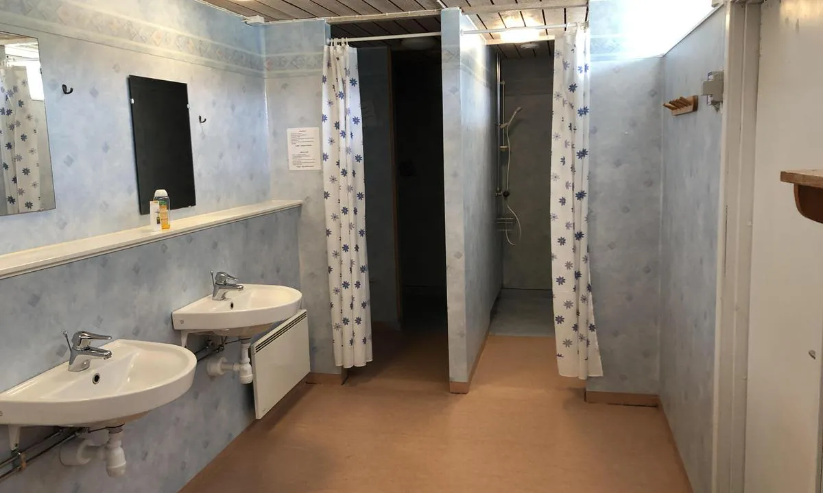Vindöns Camping & Marina AB: Toilets with old design, but clean and well kept