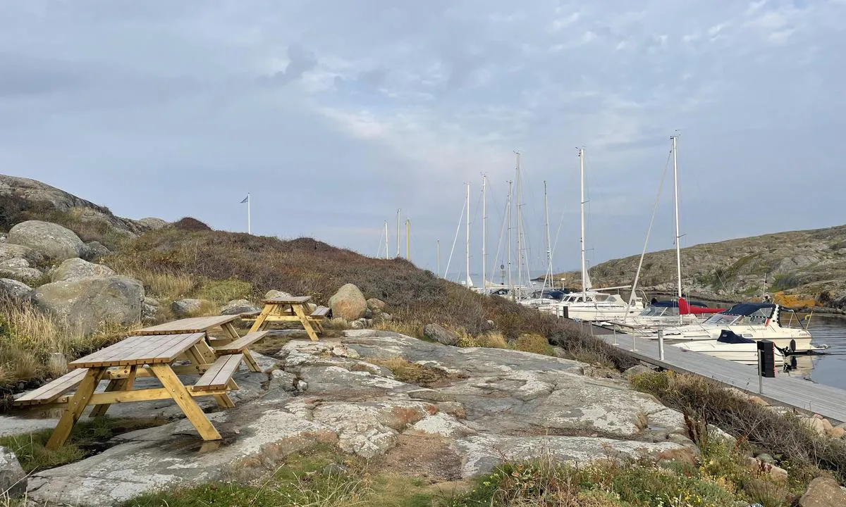 Vinga Fyr Gästhamn: Nya bord och bänkar ovanför nya bryggan.