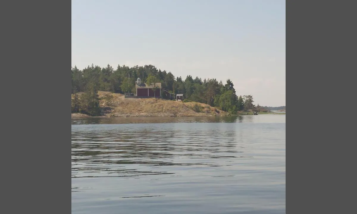 Vingens hamn - SXK Vänerkretsen bouy: {"base": "no", "no": "Gammelt fyrhus, n\u00e5 privat. Fremdeles hvitmalt ut mot leden.", "se": "Gammalt fyrhus, nu privat. Fortfarande vitm\u00e5lat ut mot leden.", "en": "Old lighthouse keeper's house, now private. Still painted white facing the fairway.", "da": "Gammelt fyrhus, nu privat. Stadig hvidmalet ud mod leden."}