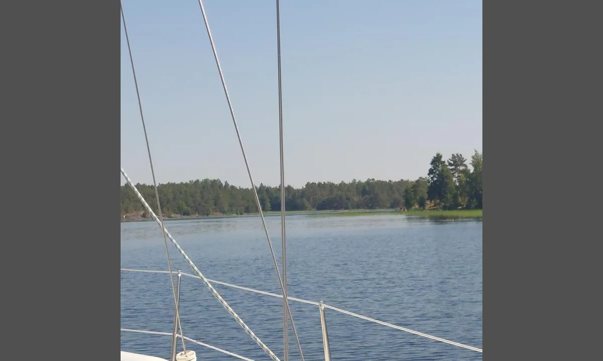 Vingens hamn - SXK Vänerkretsen bouy: Innerst i vika. Her i Vingnes hamn tok de ut kvarts i gale dager. Den ene øya her er nesten delt i to av det gamle steinbruddet. 
Inn mot trolløya finns en liten brygge for motorbåter.