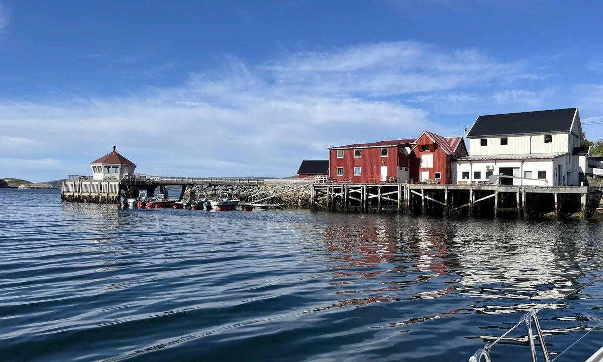 Vingsand: {"base": "no", "no": "Grillhytte til venstre, servicebygg i det r\u00f8de huset. Inngang fra bryggesiden", "se": "Grillstuga till v\u00e4nster, servicebyggnad i det r\u00f6da huset. Ing\u00e5ng fr\u00e5n bryggsidan", "en": "Grill cabin to the left, service building in the red house. Entrance from the pier side.", "da": "Grillhytte til venstre, servicebygning i det r\u00f8de hus. Indgang fra bryggesiden"}