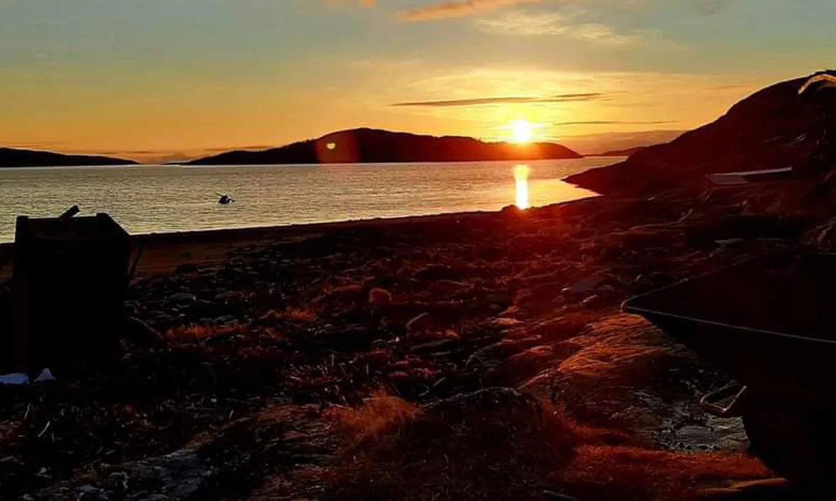 Vingsand: {"base": "no", "no": "H\u00e5mannsvika, badestrand med gapahuk og toalett.", "se": "H\u00e5mannsvika, badstrand med vindskydd och toalett.", "en": "H\u00e5mannsvika, bathing beach with lean-to and toilet.", "da": "H\u00e5mannsvika, badestrand med shelter og toilet."}
