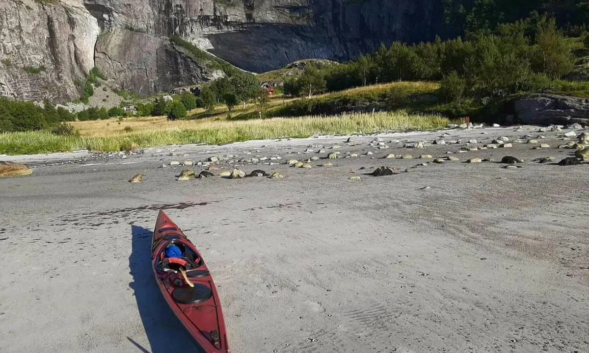 Vingsand: {"base": "no", "no": "Kajakktur til Halvika, med den store hula.", "se": "Kajaktur till Halviken, med den stora grottan.", "en": "Kayak trip to Halvika, with the large cave.", "da": "Kajaktur til Halvika, med den store hule."}
