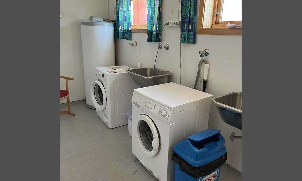 Vingsand: {"base": "no", "no": "Servicebygg med 2 dusjer, Vaskemaskin ig T\u00f8rketrommem", "se": "Servicebygg med 2 duschar, Tv\u00e4ttmaskin och Torktumlare", "en": "Service building with 2 showers, washing machine, and dryer", "da": "Servicebygning med 2 brusere, Vaskemaskine og T\u00f8rretumbler"}