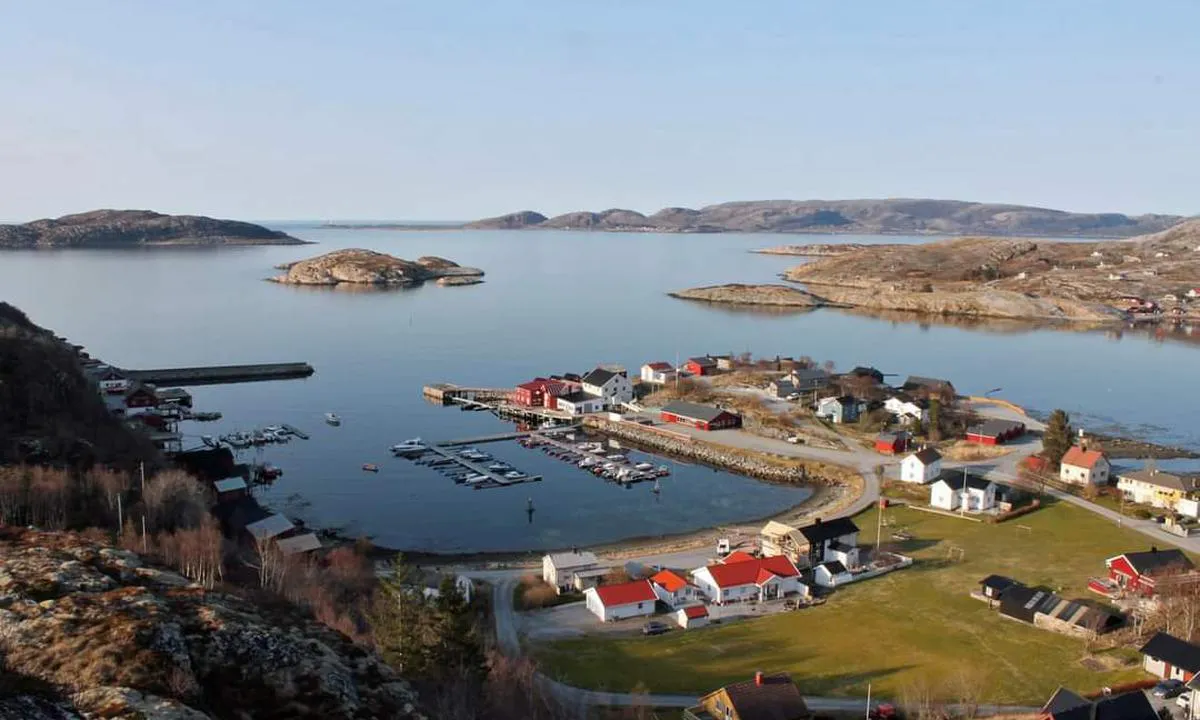 {"base": "no", "no": "Gjestehavna midt p\u00e5 bildet (flytebrygge). Prisliste for gjestehavna, str\u00f8m osv p\u00e5 oppslag inne i sanit\u00e6ranlegget. Sanit\u00e6ranlegg t.v. p\u00e5 kaia, med wc/dusj og vaskemaskin. Kortautomat for bensin 98 og b\u00e5tdiesel th. for landgangen. Utrullbar dieselslange t.v. p\u00e5 kaia, bruker samme automat. Stor gapahuk og fin badeplass med sandstrand og plen (H\u00e5mannvika) med tilknyttet toalett. 10 min g\u00e5tur, trapp opp t.v. p\u00e5 bildet. I havna er det lagt ut kjettinger p\u00e5 kryss og tvers, s\u00e5 ankring er umulig. Butikken dessverre nedlagt, men Vingsandkroa har sommer\u00e5pent. Det er butikk p\u00e5 Sandviksberget og i S\u00e6tervika. S\u00e6tervika har ogs\u00e5 drivstoff og havnekro. Om sommeren har ogs\u00e5 Osen Bygdetun middag/kaffe hver torsdag, g\u00e5rden ligger 200 meter opp for havna. Rundt p\u00e5 Vingsand er det mange merkede turstier opp i sm\u00e5fjellene, som ogs\u00e5 er kjent for sine mange klatre-/buldremuligheter. Med b\u00e5t kommer du ogs\u00e5 til Halvikhula like nord for Vingsand. I det fjerne skimtes S\u00e6tervika og Buholmr\u00e5sa videre nordover.", "se": "G\u00e4sthamnen mitt p\u00e5 bilden (flytbrygga). Prislista f\u00f6r g\u00e4sthamnen, el osv. finns anslagen inne i sanitetsanl\u00e4ggningen. Sanitetsanl\u00e4ggning t.v. p\u00e5 kajen, med wc/dusch och tv\u00e4ttmaskin. Kortautomat f\u00f6r bensin 98 och b\u00e5tdiesel th. om landg\u00e5ngen. Utrullbar dieselslang t.v. p\u00e5 kajen, anv\u00e4nder samma automat. Stor l\u00e4gerplats och fin badplats med sandstrand och gr\u00e4smatta (H\u00e5mannvika) med tillh\u00f6rande toalett. 10 minuters promenad, trappa upp t.v. p\u00e5 bilden. I hamnen \u00e4r det utlagda kedjor kors och tv\u00e4rs, s\u00e5 ankring \u00e4r om\u00f6jligt. Butiken dessv\u00e4rre nedlagd, men Vingsandkroa har sommar\u00f6ppet. Det finns butik p\u00e5 Sandviksberget och i S\u00e6tervika. S\u00e6tervika har ocks\u00e5 br\u00e4nsle och hamnkrog. P\u00e5 sommaren har ocks\u00e5 Osen Bygdetun middag/kaffe varje torsdag, g\u00e5rden ligger 200 meter upp fr\u00e5n hamnen. Runt Vingsand finns det m\u00e5nga markerade vandringsleder upp i sm\u00e5bergen, som ocks\u00e5 \u00e4r k\u00e4nda f\u00f6r sina m\u00e5nga kl\u00e4tter-/boulderm\u00f6jligheter. Med b\u00e5t kommer du ocks\u00e5 till Halvikhula strax norr om Vingsand. I fj\u00e4rran skymtas S\u00e6tervika och Buholmr\u00e5sa vidare norrut.", "en": "The guest harbor is in the center of the picture (floating dock). Price list for the guest harbor, electricity, etc. is posted inside the sanitary facility. Sanitary facility on the left on the quay, with toilet/shower and washing machine. Card machine for gasoline 98 and marine diesel to the right of the gangway. Roll-out diesel hose to the left on the quay, uses the same machine. Large shelter and nice swimming area with sandy beach and lawn (H\u00e5mannvika) with attached toilet. 10-minute walk, stairs up to the left in the picture. In the harbor, chains have been laid out criss-cross, so anchoring is impossible. Unfortunately, the store is closed, but Vingsandkroa is open in the summer. There are stores in Sandviksberget and in S\u00e6tervika. S\u00e6tervika also has fuel and a harbor inn. In the summer, Osen Bygdetun also serves lunch/coffee every Thursday, the farm is located 200 meters up from the harbor. Around Vingsand, there are many marked hiking trails up into the small mountains, which are also known for their many climbing/bouldering opportunities. By boat, you can also reach Halvikhula just north of Vingsand. In the distance, S\u00e6tervika and Buholmr\u00e5sa can be seen further north.", "da": "G\u00e6stehavnen midt p\u00e5 billedet (flydebro). Prisliste for g\u00e6stehavnen, str\u00f8m osv. er opsl\u00e5et inde i sanitetsanl\u00e6gget. Sanitetsanl\u00e6g til venstre p\u00e5 kajen, med wc/bruser og vaskemaskine. Kortautomat til benzin 98 og b\u00e5ddiesel til h\u00f8jre for landgangen. Udrullbar dieselslange til venstre p\u00e5 kajen, bruger samme automat. Stor overd\u00e6kket b\u00e5lplads og fin badeplads med sandstrand og gr\u00e6spl\u00e6ne (H\u00e5mannvika) med tilh\u00f8rende toilet. 10 minutters g\u00e5tur, trappe op til venstre p\u00e5 billedet. I havnen er der lagt k\u00e6der p\u00e5 kryds og tv\u00e6rs, s\u00e5 ankring er umulig. Butikken er desv\u00e6rre lukket, men Vingsandkroa er \u00e5ben om sommeren. Der er butik p\u00e5 Sandviksberget og i S\u00e6tervika. S\u00e6tervika har ogs\u00e5 br\u00e6ndstof og havnekro. Om sommeren har ogs\u00e5 Osen Bygdetun middag/kaffe hver torsdag, g\u00e5rden ligger 200 meter oppe fra havnen. Rundt omkring i Vingsand er der mange afm\u00e6rkede vandrestier op i sm\u00e5bjergene, som ogs\u00e5 er kendt for sine mange klatre-/bouldermuligheder. Med b\u00e5d kan du ogs\u00e5 komme til Halvikhula lige nord for Vingsand. I det fjerne skimtes S\u00e6tervika og Buholmr\u00e5sa videre mod nord."}