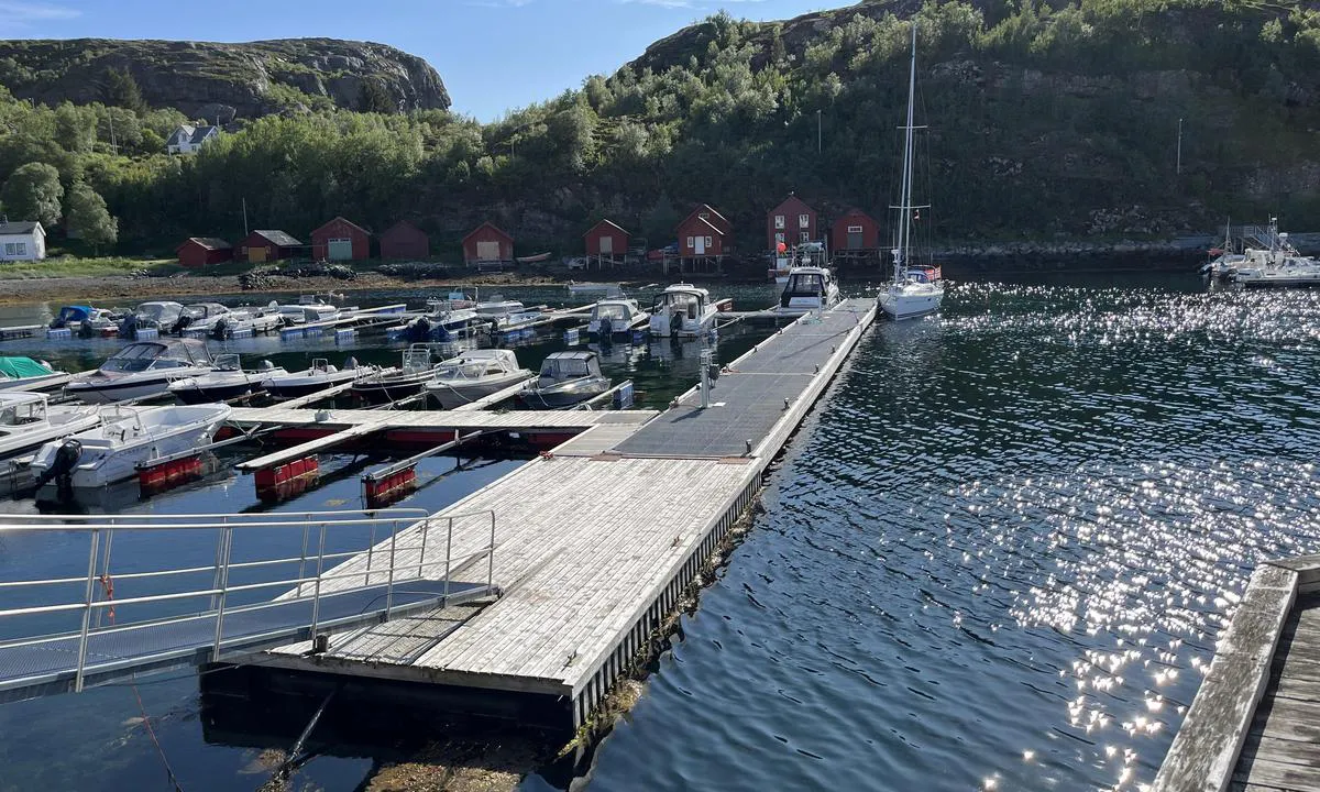 Vingsand: {"base": "no", "no": "Gjestebrygge er p\u00e5 denne bryggen, babord side n\u00e5r du kommer inn i havna", "se": "G\u00e4stbryggan \u00e4r p\u00e5 denna brygga, babord sida n\u00e4r du kommer in i hamnen", "en": "Guest pier is on this pier, port side when you enter the harbor", "da": "G\u00e6stebro er p\u00e5 denne bro, bagbord side n\u00e5r du kommer ind i havnen"}