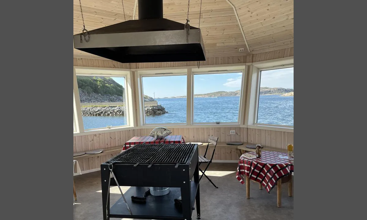Vingsand: {"base": "no", "no": "Grillhytte til fri benyttelse", "se": "Grillstuga till fri anv\u00e4ndning", "en": "Grill cabin for free use", "da": "Grillhytte til fri benyttelse"}