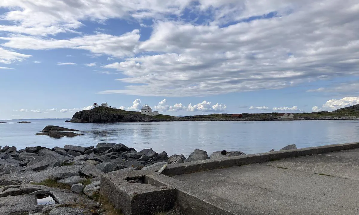 Vinnarvika: {"base": "no", "no": "Fra kaien mot fyret", "se": "Fr\u00e5n kajen mot fyren", "en": "From the quay towards the lighthouse", "da": "Fra kajen mod fyret"}