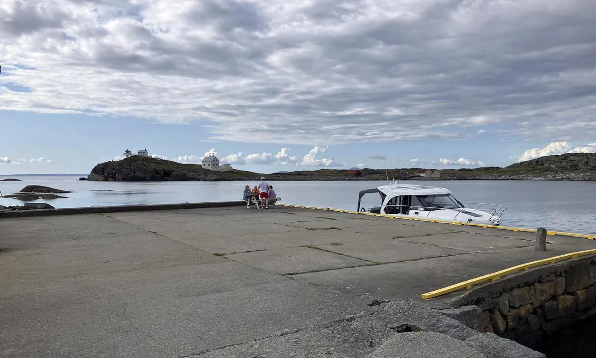 Vinnarvika: {"base": "no", "no": "Stor kai med god dybde", "se": "Stor kaj med god djup", "en": "Large quay with good depth", "da": "Stor kaj med god dybde"}