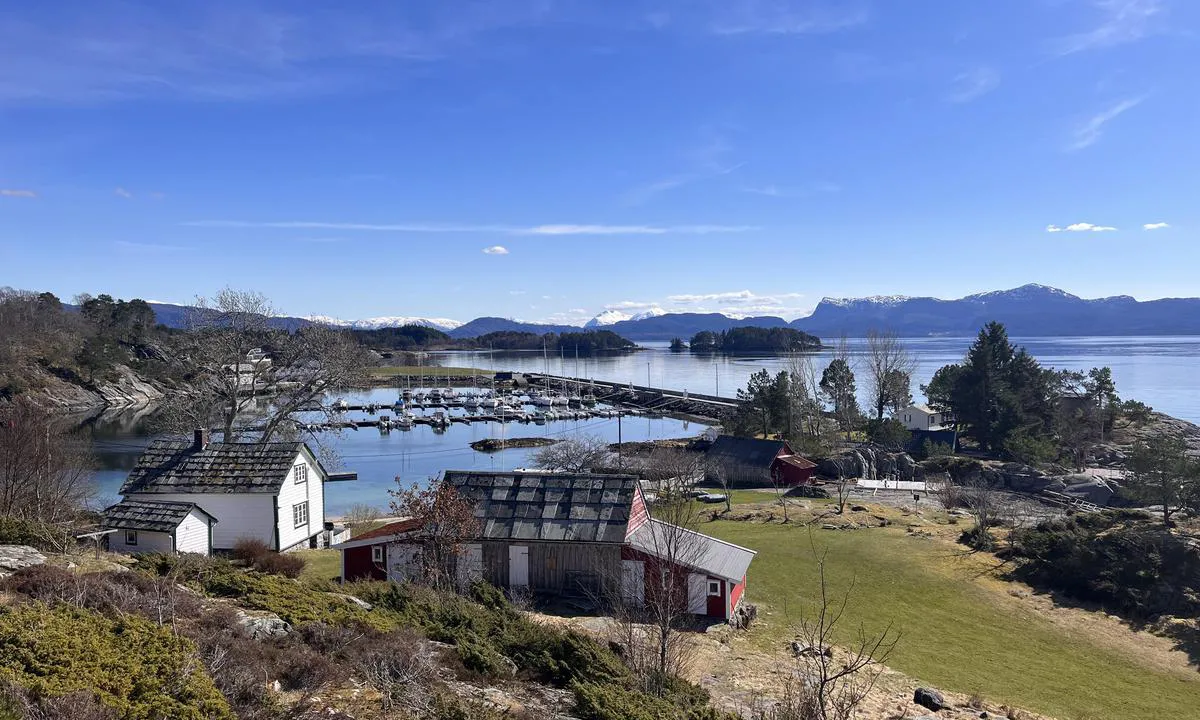 Vinnessundet: {"base": "no", "no": "Holmahuset driftes av kystlaget og kan leies via Airbnb. Inntektene g\u00e5r til vedlikehold av husmannsplassen.", "se": "Holmahuset drivs av kustlaget och kan hyras via Airbnb. Int\u00e4kterna g\u00e5r till underh\u00e5ll av torpet.", "en": "The Holm House is operated by the coastal team and can be rented via Airbnb. The income goes towards the maintenance of the smallholding.", "da": "Holmahuset drives af kystlaget og kan lejes via Airbnb. Indt\u00e6gterne g\u00e5r til vedligeholdelse af husmandsstedet."}