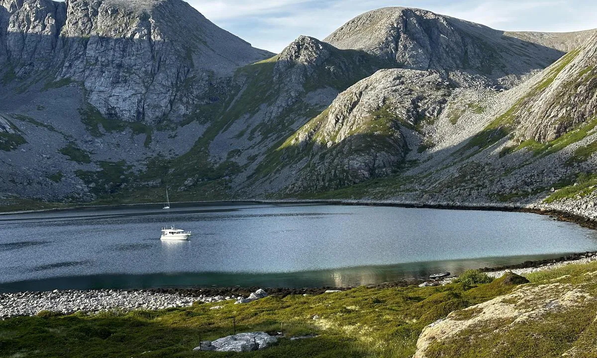 Vinterhamna: {"base": "no", "no": "Jektefjorden er god \u00e5 ankre opp i. Seilb\u00e5ten ligger inne i fjorden, der kan det bli sterk fallvind. Motorb\u00e5ten ligger i Vinterhavna, der ligger man godt uansett v\u00e6rforhold.", "se": "Jektefjorden \u00e4r bra att ankra i. Segelb\u00e5ten ligger inne i fjorden, d\u00e4r kan det bli stark fallvind. Motorb\u00e5ten ligger i Vinterhavna, d\u00e4r ligger man bra oavsett v\u00e4derf\u00f6rh\u00e5llanden.", "en": "Jektefjorden is suitable for anchoring. The sailboat is located inside the fjord, where strong downdrafts can occur. The motorboat is harbored in Vinterhavna, where you are well-protected regardless of weather conditions.", "da": "Jektefjorden er god at ankre op i. Sejlb\u00e5den ligger inde i fjorden, der kan der v\u00e6re st\u00e6rk faldvind. Motorb\u00e5den ligger i Vinterhavnen, der ligger man godt uanset vejrforhold."}