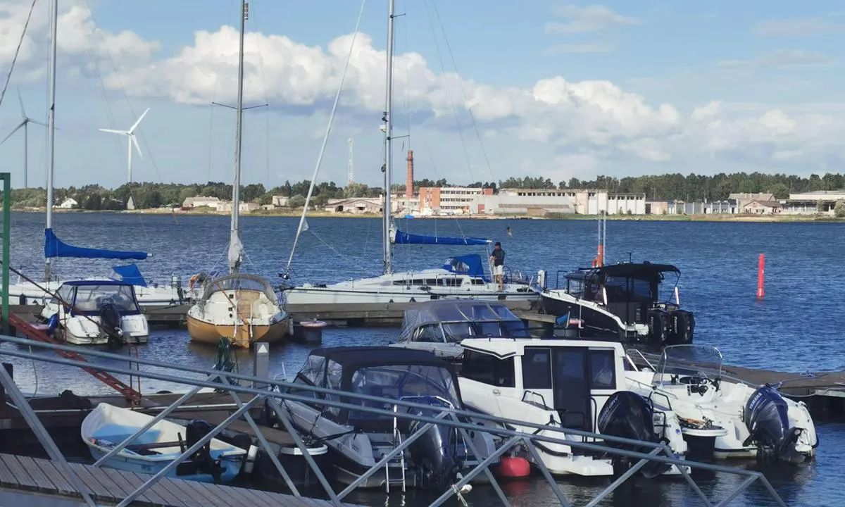 {"base": "de", "no": "2021 Virtsu kan betraktes som en n\u00f8dhavn med f\u00e5 muligheter til \u00e5 legge til. Brygga har betydelige vedlikeholdsetterslep. Sanit\u00e6ranleggene i hovedbygningen til fergeselskapet er litt langt unna, men ok. Vi l\u00e5 her i 2 dager for \u00e5 vente ut v\u00e6ret.", "se": "2021 kan Virtsu betraktas som en n\u00f6dhamn med f\u00e5 m\u00f6jligheter att l\u00e4gga till. Bryggan har mycket eftersatt underh\u00e5ll. Sanitetsanl\u00e4ggningarna i huvudbyggnaden f\u00f6r f\u00e4rjef\u00f6retaget \u00e4r lite l\u00e5ngt borta men ok. Vi l\u00e5g h\u00e4r i 2 dagar f\u00f6r att v\u00e4nta ut v\u00e4dret.", "en": "2021 Virtsu can be considered an emergency harbour with limited options for docking. The pier has a significant maintenance backlog. Sanitary facilities are in the main building of the ferry company, a bit far but okay. We stayed here for 2 days to wait out the weather.", "da": "2021 Kan Virtsu betragtes som en n\u00f8dhavn med f\u00e5 muligheder for at l\u00e6gge til. Broen har betydelige vedligeholdelseseftersl\u00e6b. Sanit\u00e6re faciliteter i f\u00e6rgeselskabets hovedbygning er lidt langt v\u00e6k, men ok. Vi l\u00e5 her i 2 dage for at vejre ud.", "fr": "On peut consid\u00e9rer Virtsu comme un port de refuge en 2021, peu de possibilit\u00e9s d'accostage. Le ponton a un important arri\u00e9r\u00e9 d'entretien. Les installations sanitaires dans le b\u00e2timent principal de la compagnie de ferry un peu \u00e9loign\u00e9es mais correctes. Nous sommes rest\u00e9s ici 2 jours pour attendre une am\u00e9lioration du temps.", "de": "2021 Virtsu kann man als Nothafen betrachten wenig M\u00f6glichkeiten zum anlegen. Steg hat hat reichlich Instandhaltungsr\u00fcckstau. Sanit\u00e4ranlagen im Hauptgeb\u00e4ude der F\u00e4hrgesellschaft bisschen weit aber ok. Wir lagen 2 Tage hier um abzuwettern.", "es": "Puede considerar 2021 Virtsu como un puerto de emergencia con pocas posibilidades de amarre. El muelle tiene una considerable acumulaci\u00f3n de mantenimiento. Las instalaciones sanitarias en el edificio principal de la compa\u00f1\u00eda de ferry est\u00e1n un poco lejos, pero est\u00e1n bien. Estuvimos aqu\u00ed 2 d\u00edas para capear el temporal.", "it": "2021 Si pu\u00f2 considerare Virtsu come un porto di emergenza con poche possibilit\u00e0 di attracco. Il molo ha un arretrato di manutenzione considerevole. I servizi igienici nell'edificio principale della compagnia di traghetti sono un po\u2019 lontani ma accettabili. Siamo rimasti qui 2 giorni per aspettare che passasse il maltempo.", "pt": "2021 Virtsu pode ser considerado um porto de emerg\u00eancia com poucas op\u00e7\u00f5es de ancoragem. O cais tem um grande ac\u00famulo de manuten\u00e7\u00e3o. Instala\u00e7\u00f5es sanit\u00e1rias no edif\u00edcio principal da empresa de ferry, um pouco longe mas ok. Ficamos aqui 2 dias para esperar a tempestade passar.", "nl": "2021 Virtsu kan men beschouwen als een noodhaven, weinig aanlegmogelijkheden. Steiger heeft aanzienlijke onderhoudsachterstand. Sanitair voorzieningen in het hoofdgebouw van de veerbootmaatschappij zijn een beetje ver, maar ok\u00e9. Wij lagen hier 2 dagen om het slechte weer af te wachten.", "pl": "2021 Virtsu mo\u017cna traktowa\u0107 jako port schronienia, ma\u0142o mo\u017cliwo\u015bci do cumowania. Pomost ma spory zaleg\u0142o\u015bci w utrzymaniu. Sanitariaty w g\u0142\u00f3wnym budynku firmy promowej troch\u0119 daleko, ale ok. Stali\u015bmy tu 2 dni, \u017ceby przeczeka\u0107 z\u0142\u0105 pogod\u0119.", "uk": "\u0412\u0438\u0440\u0442\u0441\u0443 \u043c\u043e\u0436\u043d\u0430 \u0432\u0432\u0430\u0436\u0430\u0442\u0438 \u0430\u0432\u0430\u0440\u0456\u0439\u043d\u0438\u043c \u043f\u043e\u0440\u0442\u043e\u043c, \u043c\u0430\u043b\u043e \u043c\u043e\u0436\u043b\u0438\u0432\u043e\u0441\u0442\u0435\u0439 \u0434\u043b\u044f \u0448\u0432\u0430\u0440\u0442\u0443\u0432\u0430\u043d\u043d\u044f. \u041f\u0440\u0438\u0447\u0430\u043b \u043c\u0430\u0454 \u0437\u043d\u0430\u0447\u043d\u0438\u0439 \u0432\u0456\u0434\u043a\u043b\u0430\u0434\u0435\u043d\u0438\u0439 \u043e\u0431\u0441\u044f\u0433 \u0456\u043d\u0444\u0440\u0430\u0441\u0442\u0440\u0443\u043a\u0442\u0443\u0440\u043d\u0438\u0445 \u0440\u043e\u0431\u0456\u0442. \u0421\u0430\u043d\u0456\u0442\u0430\u0440\u043d\u0456 \u043f\u0440\u0438\u043c\u0456\u0449\u0435\u043d\u043d\u044f \u0432 \u0433\u043e\u043b\u043e\u0432\u043d\u0456\u0439 \u0431\u0443\u0434\u0456\u0432\u043b\u0456 \u043f\u043e\u0440\u043e\u043c\u043d\u043e\u0457 \u043a\u043e\u043c\u043f\u0430\u043d\u0456\u0457 \u0442\u0440\u043e\u0445\u0438 \u0434\u0430\u043b\u0435\u043a\u043e, \u0430\u043b\u0435 \u0432 \u043f\u043e\u0440\u044f\u0434\u043a\u0443. \u041c\u0438 \u0441\u0442\u043e\u044f\u043b\u0438 \u0442\u0443\u0442 2 \u0434\u043d\u0456, \u0449\u043e\u0431 \u043f\u0435\u0440\u0435\u0447\u0435\u043a\u0430\u0442\u0438 \u043d\u0435\u0433\u043e\u0434\u0443.", "ro": "2021 Virtsu poate fi considerat un port de refugiu, cu pu\u021bine posibilit\u0103\u021bi de acostare. Debarcaderul are un deficit semnificativ de \u00eentre\u021binere. Facilit\u0103\u021bile sanitare din cl\u0103direa principal\u0103 a companiei de feriboturi sunt pu\u021bin departe dar acceptabile. Am stat aici 2 zile pentru a a\u0219tepta \u00eembun\u0103t\u0103\u021birea vremii.", "tr": "2021 Virtsu, bir acil durum liman\u0131 olarak de\u011ferlendirilebilir, yana\u015fma olanaklar\u0131 s\u0131n\u0131rl\u0131d\u0131r. \u0130skelede bak\u0131m birikimlerinden bolca var. Feribot \u015firketinin ana binas\u0131ndaki sa\u011fl\u0131k tesisleri biraz uzak ama idare eder. F\u0131rt\u0131nadan korunmak i\u00e7in burada 2 g\u00fcn kald\u0131k.", "el": "\u03a4\u03bf 2021, \u03c4\u03bf Virtsu \u03bc\u03c0\u03bf\u03c1\u03b5\u03af \u03bd\u03b1 \u03b8\u03b5\u03c9\u03c1\u03b7\u03b8\u03b5\u03af \u03c9\u03c2 \u03bb\u03b9\u03bc\u03ac\u03bd\u03b9 \u03ad\u03ba\u03c4\u03b1\u03ba\u03c4\u03b7\u03c2 \u03b1\u03bd\u03ac\u03b3\u03ba\u03b7\u03c2 \u03bc\u03b5 \u03bb\u03af\u03b3\u03b5\u03c2 \u03b4\u03c5\u03bd\u03b1\u03c4\u03cc\u03c4\u03b7\u03c4\u03b5\u03c2 \u03b3\u03b9\u03b1 \u03b1\u03b3\u03ba\u03c5\u03c1\u03bf\u03b2\u03bf\u03bb\u03af\u03b1. \u0397 \u03c0\u03c1\u03bf\u03b2\u03bb\u03ae\u03c4\u03b1 \u03ad\u03c7\u03b5\u03b9 \u03b1\u03c1\u03ba\u03b5\u03c4\u03ad\u03c2 \u03b5\u03ba\u03ba\u03c1\u03b5\u03bc\u03cc\u03c4\u03b7\u03c4\u03b5\u03c2 \u03c3\u03c5\u03bd\u03c4\u03ae\u03c1\u03b7\u03c3\u03b7\u03c2. \u039f\u03b9 \u03b5\u03b3\u03ba\u03b1\u03c4\u03b1\u03c3\u03c4\u03ac\u03c3\u03b5\u03b9\u03c2 \u03c5\u03b3\u03b9\u03b5\u03b9\u03bd\u03ae\u03c2 \u03c3\u03c4\u03bf \u03ba\u03cd\u03c1\u03b9\u03bf \u03ba\u03c4\u03af\u03c1\u03b9\u03bf \u03c4\u03b7\u03c2 \u03b1\u03ba\u03c4\u03bf\u03c0\u03bb\u03bf\u03ca\u03ba\u03ae\u03c2 \u03b5\u03c4\u03b1\u03b9\u03c1\u03b5\u03af\u03b1\u03c2 \u03b5\u03af\u03bd\u03b1\u03b9 \u03bb\u03af\u03b3\u03bf \u03bc\u03b1\u03ba\u03c1\u03b9\u03ac \u03b1\u03bb\u03bb\u03ac \u03b5\u03bd\u03c4\u03ac\u03be\u03b5\u03b9. \u039c\u03b5\u03af\u03bd\u03b1\u03bc\u03b5 \u03b5\u03b4\u03ce \u03b3\u03b9\u03b1 2 \u03b7\u03bc\u03ad\u03c1\u03b5\u03c2 \u03c0\u03c1\u03bf\u03ba\u03b5\u03b9\u03bc\u03ad\u03bd\u03bf\u03c5 \u03bd\u03b1 \u03b1\u03c0\u03bf\u03c6\u03cd\u03b3\u03bf\u03c5\u03bc\u03b5 \u03c4\u03b9\u03c2 \u03ba\u03b1\u03ba\u03ad\u03c2 \u03ba\u03b1\u03b9\u03c1\u03b9\u03ba\u03ad\u03c2 \u03c3\u03c5\u03bd\u03b8\u03ae\u03ba\u03b5\u03c2.", "cs": "2021 Virtsu lze pova\u017eovat za nouzov\u00fd p\u0159\u00edstav s omezen\u00fdmi mo\u017enostmi p\u0159ist\u00e1n\u00ed. Molo m\u00e1 zna\u010dn\u00fd udr\u017eovac\u00ed deficit. Sanit\u00e1rn\u00ed za\u0159\u00edzen\u00ed v hlavn\u00ed budov\u011b trajektov\u00e9 spole\u010dnosti jsou trochu vzd\u00e1len\u00e1, ale p\u0159ijateln\u00e1. Le\u017eeli jsme zde 2 dny, abychom p\u0159est\u00e1li nep\u0159\u00edze\u0148 po\u010das\u00ed.", "hu": "2021 Virtsut sz\u00fcks\u00e9gkik\u00f6t\u0151nek lehet tekinteni, kev\u00e9s lehet\u0151s\u00e9g van a kik\u00f6t\u00e9sre. A m\u00f3l\u00f3nak jelent\u0151s karbantart\u00e1si elmarad\u00e1sa van. A kompt\u00e1rsas\u00e1g f\u0151\u00e9p\u00fclet\u00e9ben l\u00e9v\u0151 szaniterl\u00e9tes\u00edtm\u00e9nyek kiss\u00e9 t\u00e1vol vannak, de rendben vannak. Itt k\u00e9t napot t\u00f6lt\u00f6tt\u00fcnk, hogy kiv\u00e1rjuk a rossz id\u0151t.", "fi": "Virtsu 2021 voidaan pit\u00e4\u00e4 h\u00e4t\u00e4satamana, tarjoten v\u00e4h\u00e4n kiinnittymismahdollisuuksia. Laituri vaatii paljon huoltoa. Saniteettitilat sijaitsevat hieman kaukana, lauttayhti\u00f6n p\u00e4\u00e4rakennuksessa, mutta ovat kuitenkin ok. Viivyimme t\u00e4\u00e4ll\u00e4 2 p\u00e4iv\u00e4\u00e4 odottaen s\u00e4\u00e4n paranemista.", "bg": "\u041c\u043e\u0436\u0435\u0442\u0435 \u0434\u0430 \u0440\u0430\u0437\u0433\u043b\u0435\u0436\u0434\u0430\u0442\u0435 \u0412\u0438\u0440\u0442\u0441\u0443 \u043a\u0430\u0442\u043e \u0430\u0432\u0430\u0440\u0438\u0435\u043d \u043f\u0440\u0438\u0441\u0442\u0430\u043d \u0441 \u043c\u0430\u043b\u043a\u043e \u0432\u044a\u0437\u043c\u043e\u0436\u043d\u043e\u0441\u0442\u0438 \u0437\u0430 \u043f\u0440\u0438\u0441\u0442\u0430\u0432\u0430\u043d\u0435. \u041a\u0435\u044f\u0442 \u0438\u043c\u0430 \u0437\u043d\u0430\u0447\u0438\u0442\u0435\u043b\u0435\u043d \u043d\u0430\u0442\u0440\u0443\u043f\u0430\u043d \u0440\u0435\u043c\u043e\u043d\u0442\u0435\u043d \u0434\u044a\u043b\u0433. \u0421\u0430\u043d\u0438\u0442\u0430\u0440\u043d\u0438 \u0441\u044a\u043e\u0440\u044a\u0436\u0435\u043d\u0438\u044f \u0432 \u0433\u043b\u0430\u0432\u043d\u0430\u0442\u0430 \u0441\u0433\u0440\u0430\u0434\u0430 \u043d\u0430 \u0444\u0435\u0440\u0438\u0431\u043e\u0442\u043d\u0430\u0442\u0430 \u043a\u043e\u043c\u043f\u0430\u043d\u0438\u044f \u0441\u0430 \u043c\u0430\u043b\u043a\u043e \u0434\u0430\u043b\u0435\u0447, \u043d\u043e \u0441\u0430 \u0434\u043e\u0431\u0440\u0438. \u041f\u0440\u0435\u0441\u0442\u043e\u044f\u0445\u043c\u0435 \u0442\u0443\u043a 2 \u0434\u043d\u0438, \u0437\u0430 \u0434\u0430 \u0438\u0437\u0447\u0430\u043a\u0430\u043c\u0435 \u0431\u0443\u0440\u044f\u0442\u0430.", "sr": "2021 Virtsu mo\u017ee se smatrati kao luka za nu\u017edu sa malo mogu\u0107nosti za pristajanje. Pristani\u0161te ima dosta zaostale potrebe za odr\u017eavanjem. Sanitarni \u010dvorovi u glavnoj zgradi trajektnog dru\u0161tva su malo daleko, ali u redu. Le\u017eali smo ovde 2 dana da sa\u010dekamo bolje vreme.", "et": "2021 Virtsut v\u00f5ib pidada h\u00e4daportiks, kus on v\u00e4he kai v\u00f5imalusi. Kai on hooldamata. Sanitaarrajatised asuvad praamifirma peahoones, mis on veidi kaugel, kuid siiski sobiv. Me viibisime siin kaks p\u00e4eva ilma halvenemise t\u00f5ttu.", "lv": "2021. Virtsu var uzskat\u012bt par \u0101rk\u0101rtas ostu, kur ir maz iesp\u0113ju pietauvoties. Piest\u0101tnei ir daudz atpaliku\u0161u apkopes darbu. Sanit\u0101r\u0101s telpas galvenaj\u0101 pr\u0101mju sabiedr\u012bbas \u0113k\u0101 ir nedaudz t\u0101lu, bet pie\u0146emamas. M\u0113s piest\u0101j\u0101m \u0161eit uz 2 dien\u0101m, lai p\u0101rdz\u012bvotu slikto laiku.", "lt": "2021 Virtsu galima laikyti avariniu uostu, yra nedaug galimybi\u0173 prisi\u0161vartuoti. Prieplauka turi daug prie\u017ei\u016bros skol\u0173. Sanitarin\u0117s patalpos pagrindiniame kelt\u0173 kompanijos pastate yra \u0161iek tiek toliau, bet tvarkingos. \u010cia praleidome 2 dienas, kad i\u0161laikytume audr\u0105."}