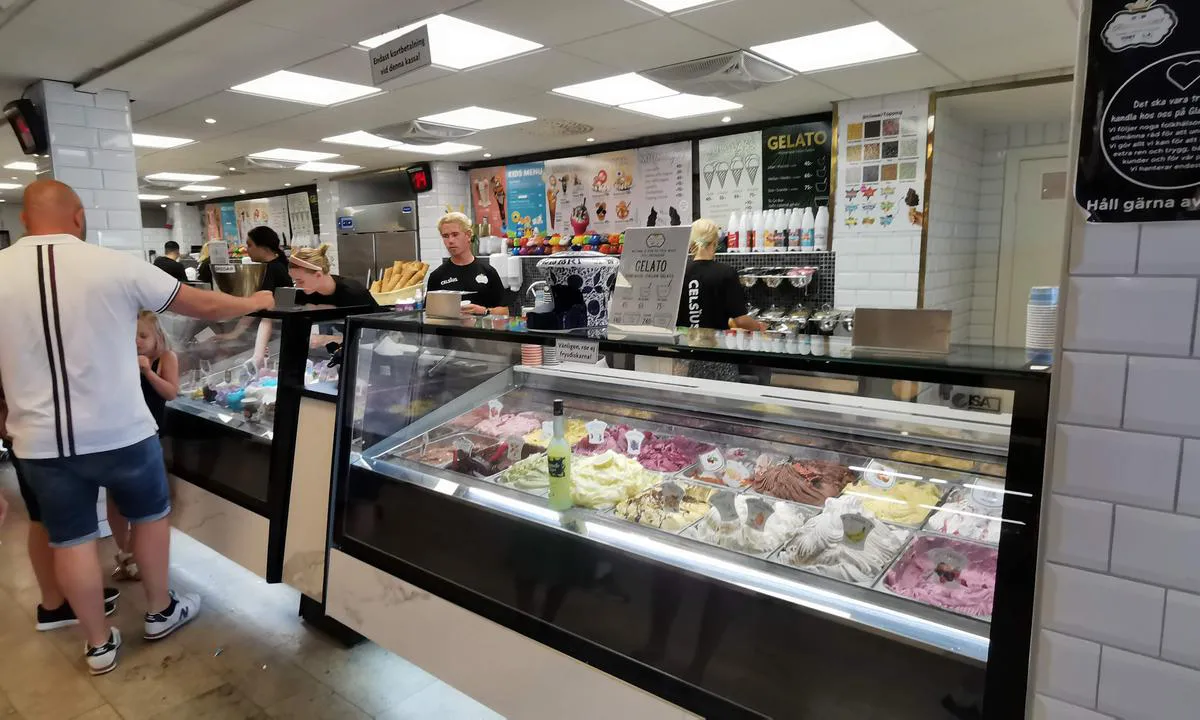 Visby: {"base": "de", "no": "Angivelig den st\u00f8rste iskrembaren i Europa med rundt 100 varianter", "se": "P\u00e5st\u00e5s vara den st\u00f6rsta glassbaren i Europa med cirka 100 sorter", "en": "Allegedly the biggest ice cream parlor in Europe with around 100 flavors", "da": "Angiveligt Europas st\u00f8rste isbutik med omkring 100 forskellige slags", "fr": "Apparemment la plus grande gelateria d'Europe, avec environ 100 sortes", "de": "Angeblich die gr\u00f6\u00dfte Eisdiele Europas um die 100 Sorten", "es": "Supuestamente, la helader\u00eda m\u00e1s grande de Europa con alrededor de 100 sabores", "it": "Presumibilmente la pi\u00f9 grande gelateria d'Europa con circa 100 sapori", "pt": "Supostamente a maior sorveteria da Europa com cerca de 100 tipos", "nl": "Zogenaamd de grootste ijssalon van Europa met ongeveer 100 smaken", "pl": "Podobno najwi\u0119ksza lodziarnia w Europie z oko\u0142o 100 smakami", "uk": "\u041d\u0430\u0439\u0431\u0456\u043b\u044c\u0448\u0435 \u043a\u0430\u0444\u0435-\u043c\u043e\u0440\u043e\u0437\u0438\u0432\u043e \u0404\u0432\u0440\u043e\u043f\u0438 \u0437 \u043f\u0440\u0438\u0431\u043b\u0438\u0437\u043d\u043e 100 \u0432\u0438\u0434\u0430\u043c\u0438 \u043c\u043e\u0440\u043e\u0437\u0438\u0432\u0430", "ro": "Aparent, cea mai mare gelaterie din Europa cu aproximativ 100 de sortimente", "tr": "\u0130ddia edilen Avrupa'n\u0131n en b\u00fcy\u00fck dondurmac\u0131s\u0131 yakla\u015f\u0131k 100 \u00e7e\u015fit", "el": "\u03a6\u03b7\u03bc\u03bf\u03bb\u03bf\u03b3\u03b5\u03af\u03c4\u03b1\u03b9 \u03cc\u03c4\u03b9 \u03b5\u03af\u03bd\u03b1\u03b9 \u03c4\u03bf \u03bc\u03b5\u03b3\u03b1\u03bb\u03cd\u03c4\u03b5\u03c1\u03bf \u03c0\u03b1\u03b3\u03c9\u03c4\u03b1\u03c4\u03b6\u03af\u03b4\u03b9\u03ba\u03bf \u03c4\u03b7\u03c2 \u0395\u03c5\u03c1\u03ce\u03c0\u03b7\u03c2 \u03bc\u03b5 \u03c0\u03b5\u03c1\u03af\u03c0\u03bf\u03c5 100 \u03b5\u03af\u03b4\u03b7", "cs": "\u00dadajn\u011b nejv\u011bt\u0161\u00ed zmrzlin\u00e1rna v Evrop\u011b kolem 100 druh\u016f", "hu": "\u00c1ll\u00edt\u00f3lag Eur\u00f3pa legnagyobb fagylaltoz\u00f3ja k\u00f6r\u00fclbel\u00fcl 100 fajta fagylalttal", "fi": "V\u00e4itetysti Euroopan suurin j\u00e4\u00e4tel\u00f6kioski, jossa on noin 100 makua", "bg": "\u041f\u0440\u0435\u0434\u043f\u043e\u043b\u0430\u0433\u0430\u0435\u043c\u043e \u043d\u0430\u0439-\u0433\u043e\u043b\u044f\u043c\u043e\u0442\u043e \u0437\u0430\u0432\u0435\u0434\u0435\u043d\u0438\u0435 \u0437\u0430 \u0441\u043b\u0430\u0434\u043e\u043b\u0435\u0434 \u0432 \u0415\u0432\u0440\u043e\u043f\u0430 \u0441 \u043e\u043a\u043e\u043b\u043e 100 \u0432\u0438\u0434\u0430", "sr": "Navodno najve\u0107a poslasti\u010darnica u Evropi sa oko 100 vrsta sladoleda", "et": "V\u00e4idetavalt Euroopa suurim j\u00e4\u00e4tisebaar umbes 100 sordiga", "lv": "Ac\u012bmredzot liel\u0101kais sald\u0113juma stends Eirop\u0101 ar aptuveni 100 \u0161\u0137irn\u0113m", "lt": "Tariamai did\u017eiausia ledain\u0117 Europoje su 100 r\u016b\u0161i\u0173"}