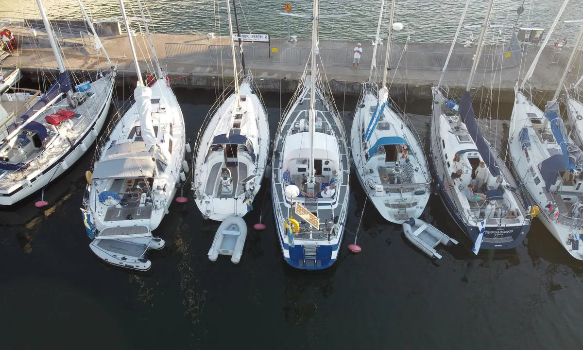 Visby: {"base": "de", "no": "Man ligger tett her", "se": "Det \u00e4r tr\u00e5ngt h\u00e4r", "en": "It's tight here", "da": "Man ligger t\u00e6t her", "fr": "On est ici \u00e0 l'\u00e9troit", "de": "Man liegt hier eng", "es": "Aqu\u00ed se est\u00e1 muy apretado", "it": "Si \u00e8 stretti qui", "pt": "Aqui, fica-se apertado", "nl": "Men ligt hier krap", "pl": "Tutaj le\u017cy si\u0119 ciasno", "uk": "\u0422\u0443\u0442 \u0441\u0442\u043e\u044f\u0442\u044c \u0449\u0456\u043b\u044c\u043d\u043e", "ro": "Aici se st\u0103 \u00eenghesuit", "tr": "Burada s\u0131k\u0131\u015f\u0131k bir \u015fekilde yat\u0131yorsunuz.", "el": "\u0395\u03b4\u03ce \u03b1\u03b3\u03ba\u03c5\u03c1\u03bf\u03b2\u03bf\u03bb\u03b5\u03af\u03c4\u03b5 \u03ba\u03bf\u03bd\u03c4\u03ac \u03bf \u03ad\u03bd\u03b1\u03c2 \u03bc\u03b5 \u03c4\u03bf\u03bd \u03ac\u03bb\u03bb\u03bf\u03bd", "cs": "Tady je to t\u011bsn\u00e9", "hu": "Itt szorosan horgonyoznak", "fi": "T\u00e4\u00e4ll\u00e4 ollaan tiiviisti", "bg": "\u0412\u0430\u0436\u043d\u043e \u0435 \u0434\u0430 \u0441\u0435 \u043e\u0442\u0431\u0435\u043b\u0435\u0436\u0438, \u0447\u0435 \u0442\u0443\u043a \u0441\u0435 \u0430\u043a\u043e\u0441\u0442\u0438\u0440\u0430 \u0442\u044f\u0441\u043d\u043e.", "sr": "Ovdje se le\u017ei tesno", "et": "Siin ollakse kitsalt", "lv": "Te pietauvojas saspiesti", "lt": "\u010cia susigr\u016bda"}