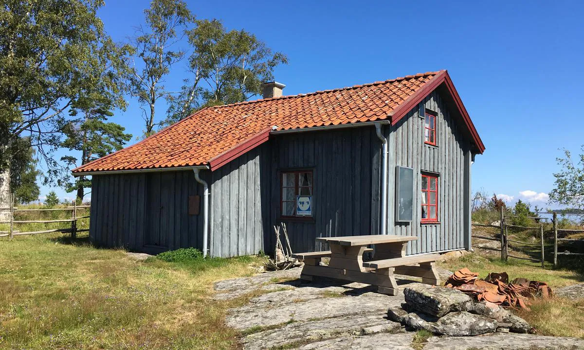 Vithall: {"base": "se", "no": "Fin \u00e5pen hytte, utedo og piknikbord rett ved siden av.", "se": "Fin \u00f6ppen stuga, utedass  och picknickbord precis bredvid.", "en": "Nice open cabin, outhouse, and picnic table right next to it.", "da": "Fin \u00e5ben hytte, udend\u00f8rs toilet og picnicbord lige ved siden af."}