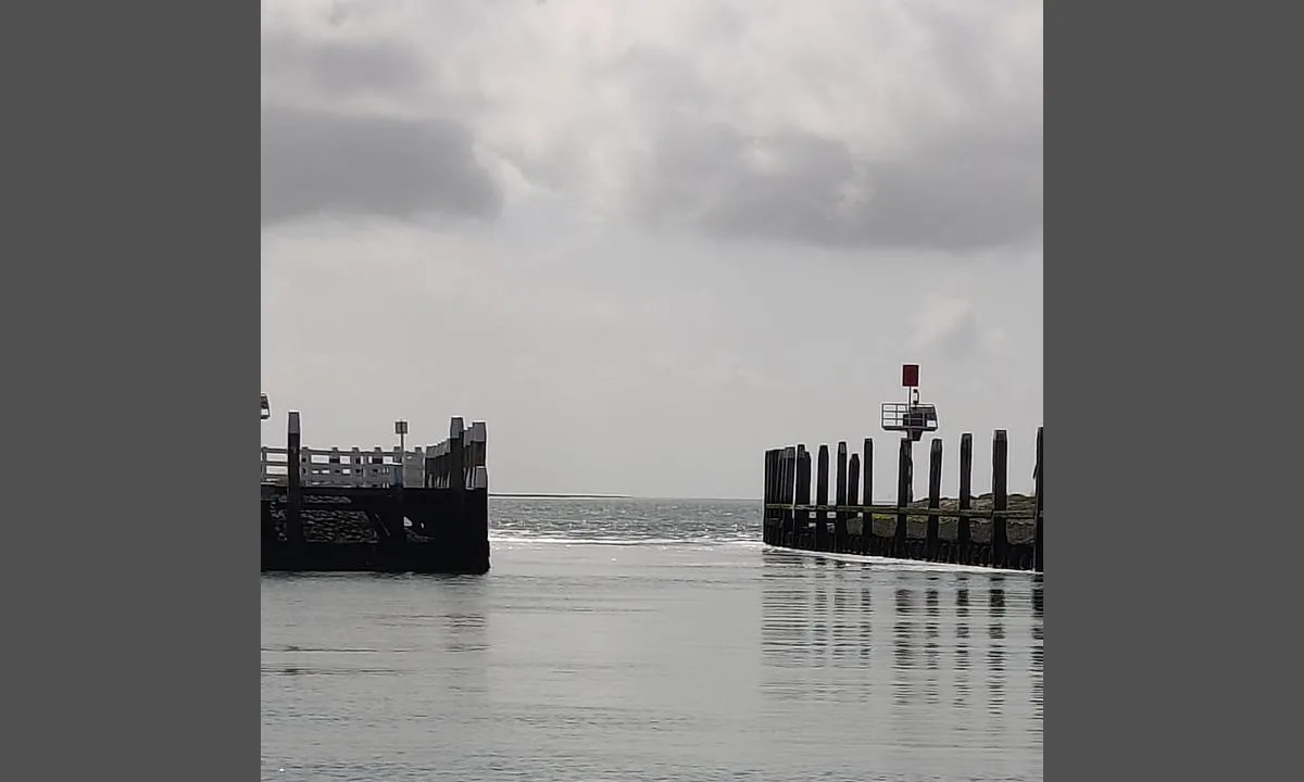 Vlieland Yachtharbor: {"base": "no", "no": "Her ser man innseilingen fra innsiden av havnen.", "se": "H\u00e4r ser man inseglingen fr\u00e5n insidan av hamnen.", "en": "Here you can see the entrance from inside the harbour.", "da": "Her ser man indsejlingen fra indersiden af havnen."}