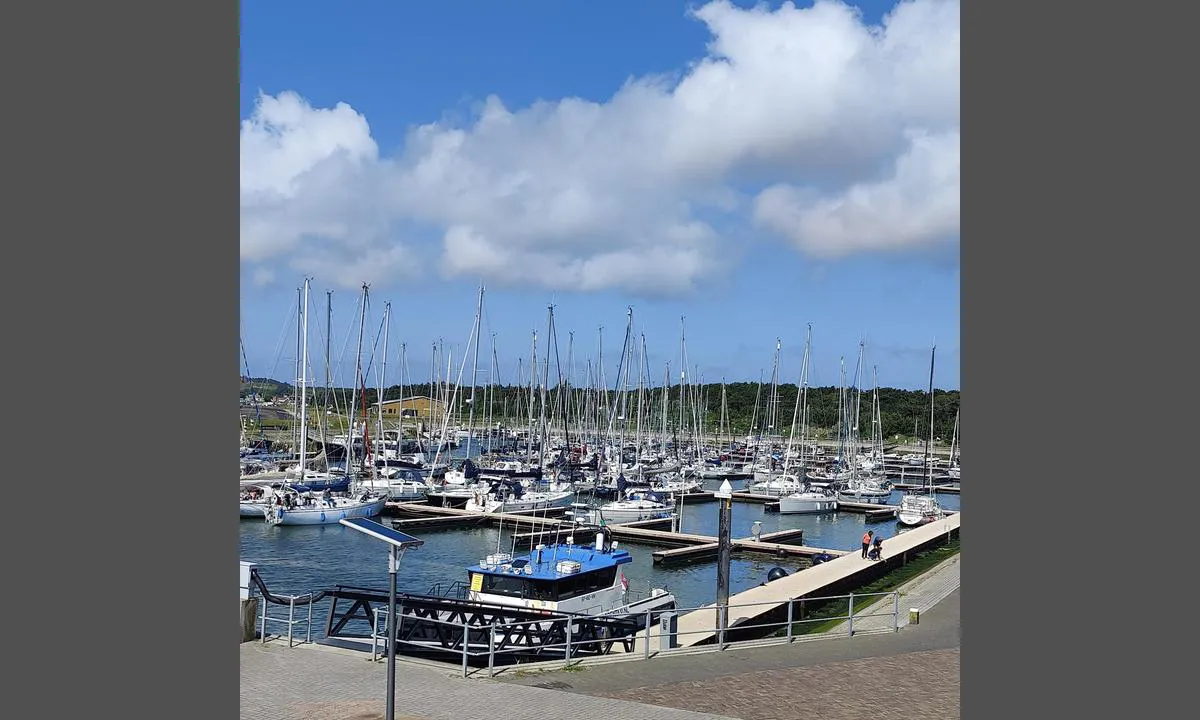 Vlieland Yachtharbor: {"base": "no", "no": "Trygg havn. Vanskelig innseiling pga tidevannsstr\u00f8mningene.", "se": "Trygg hamn. Sv\u00e5r insegling p\u00e5 grund av tidvattenstr\u00f6mmarna.", "en": "Safe harbor. Difficult approach due to tidal currents.", "da": "Tryg havn. Vanskelig indsejling pga tidevandsstr\u00f8mningerne."}