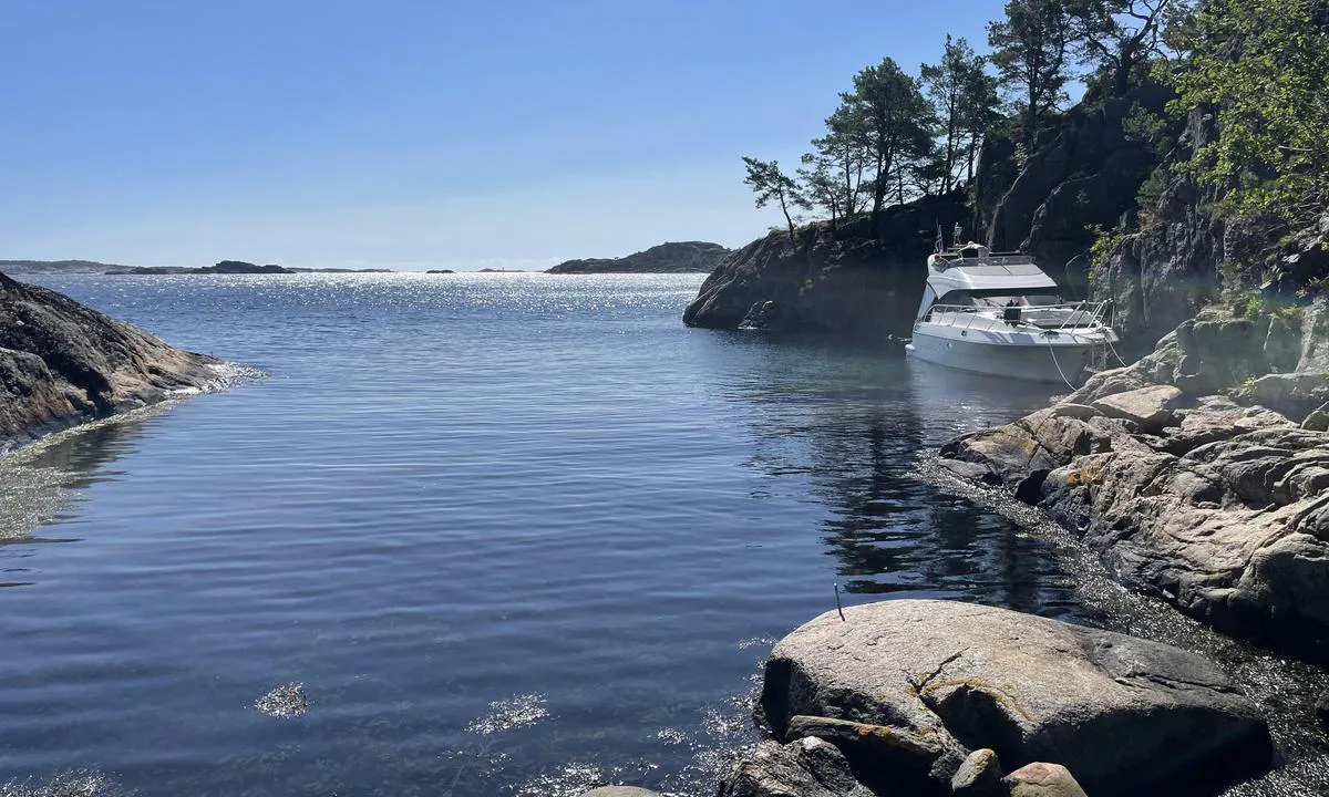 Vognsnes: {"base": "no", "no": "Fin liten vik, grunt innerst i vika. Flere bolter i fjellet med gode muligheter til \u00e5 fort\u00f8ye. Fin longsideplass inn mot fjellveggen. Ca 4 m dybde p\u00e5 longsideplass.", "se": "Fin liten vik, grunt l\u00e4ngst in i viken. Flera bultar i berget med goda m\u00f6jligheter att f\u00f6rt\u00f6ja. Fin l\u00e5ngsidesplats in mot bergv\u00e4ggen. Ca 4 m djup vid l\u00e5ngsidesplatsen.", "en": "Nice small cove, shallow at the innermost part. Several bolts in the rock with good possibilities for mooring. Nice alongside berth towards the rock face. Approximately 4 m depth at the alongside berth.", "da": "Fin lille vig, lavvandet inderst i vigen. Flere bolte i klippen med gode muligheder for at fort\u00f8je. Fin langsideplads ind mod klippev\u00e6ggen. Ca. 4 m dybde p\u00e5 langsideplads."}