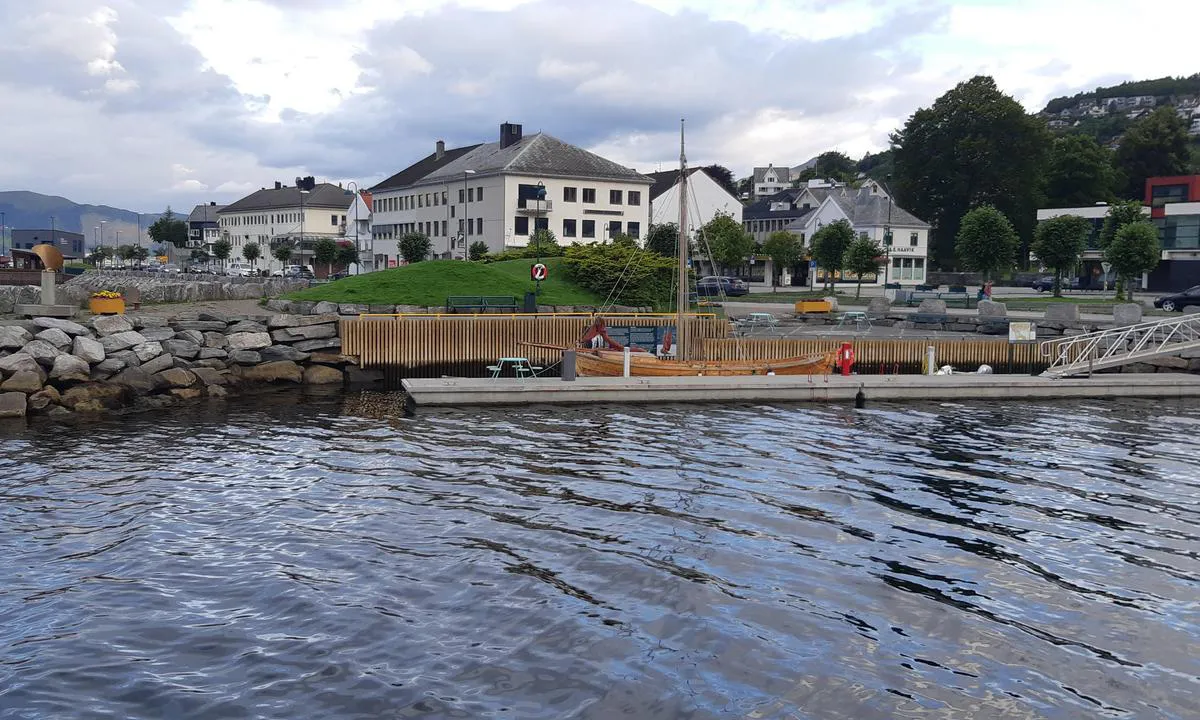 Volda: {"base": "no", "no": "Den kommunale bryggen ligger noe utsatt til for vind/sj\u00f8 inn \u00e5pningen.", "se": "Den kommunala bryggan ligger n\u00e5got utsatt till f\u00f6r vind/sj\u00f6 in genom \u00f6ppningen.", "en": "The municipal pier is somewhat exposed to wind/sea coming in through the opening.", "da": "Den kommunale kaj ligger noget udsat for vind/s\u00f8 ind gennem \u00e5bningen."}