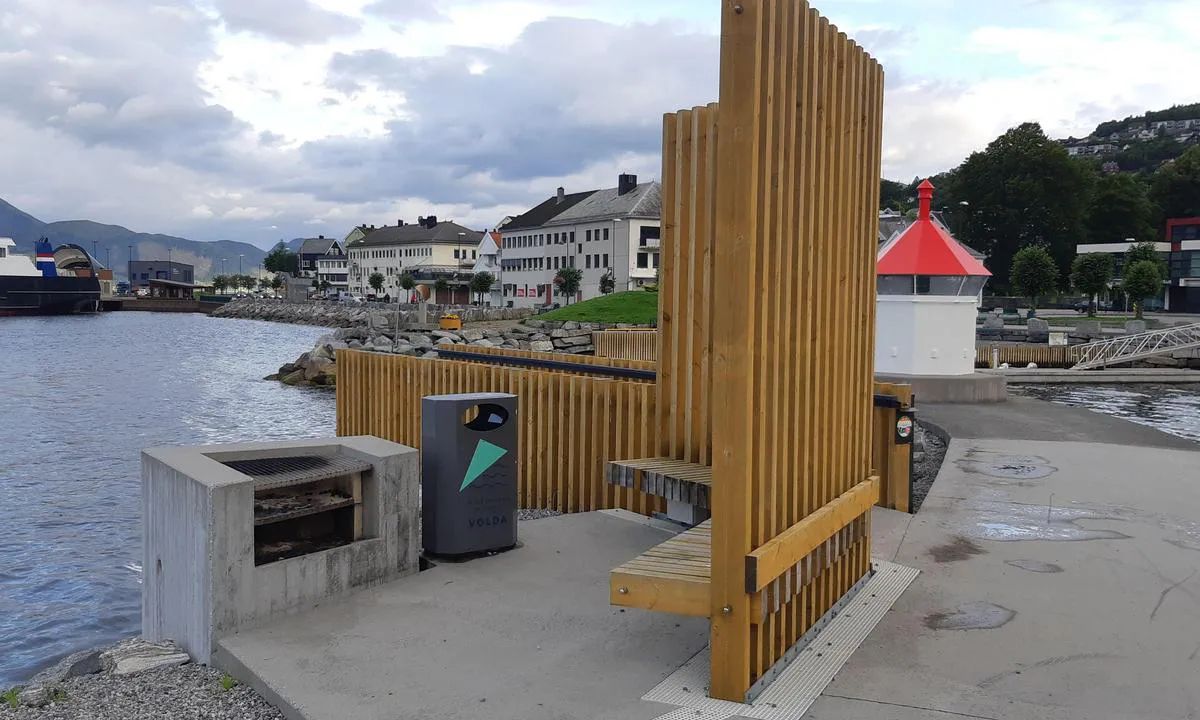 Volda: {"base": "no", "no": "Fin grillplass p\u00e5 enden av moloen.", "se": "Fin grillplats p\u00e5 \u00e4nden av piren.", "en": "Nice barbecue area at the end of the breakwater.", "da": "Fin grillplads for enden af molen."}