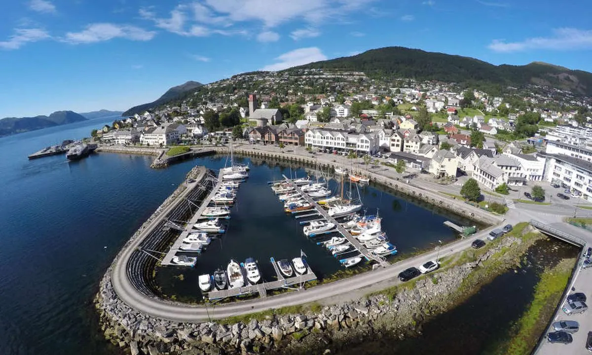 Volda: {"base": "no", "no": "Foto av Tore Aarflot", "se": "<img src=\"path/to/image.jpg\" alt=\"Foto av Tore Aarflot\">", "en": "Photo by Tore Aarflot", "da": "Foto af Tore Aarflot"}