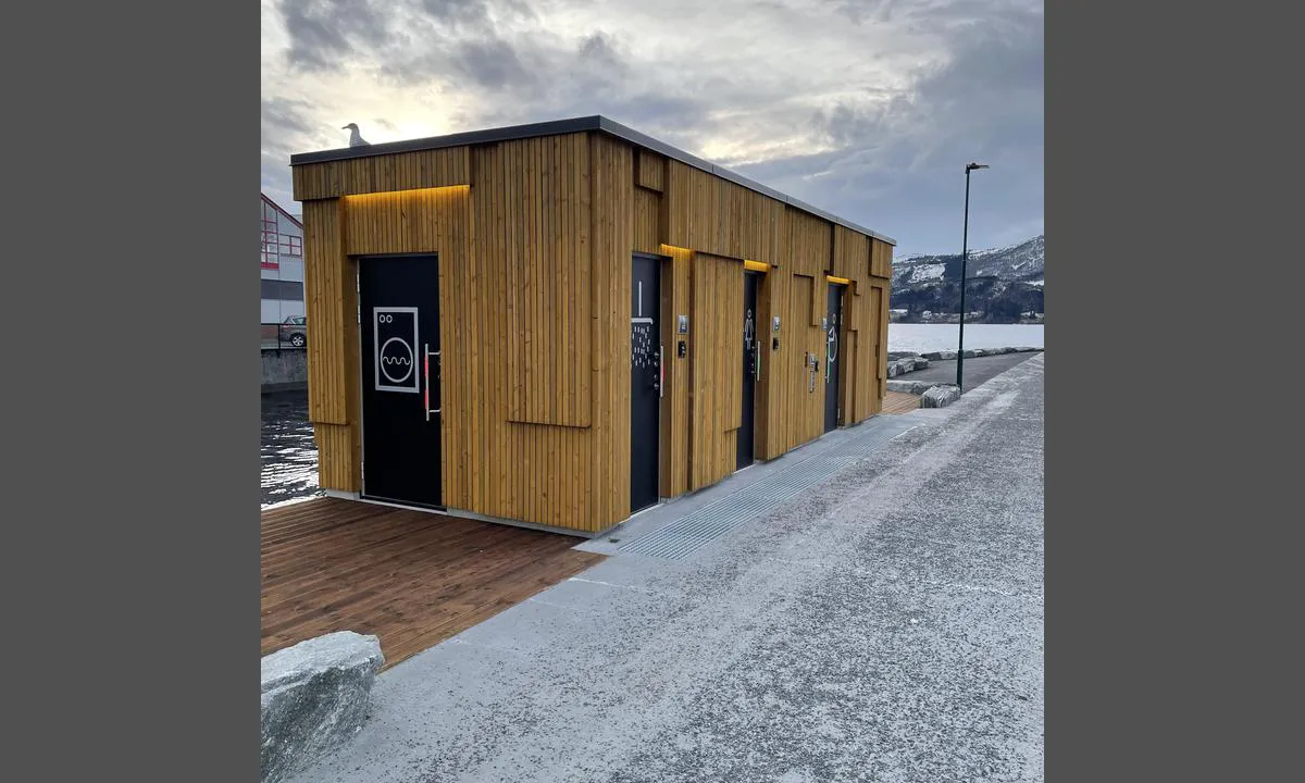 Volda: {"base": "no", "no": "Nytt kommunalt servicebygg p\u00e5 plass i havna. Med dusj, toalett, t\u00f8rketrommel og vaskemaskin.", "se": "Ny kommunal servicebyggnad p\u00e5 plats i hamnen. Med dusch, toalett, torktumlare och tv\u00e4ttmaskin.", "en": "New municipal service building in place at the harbor. With shower, toilet, tumble dryer, and washing machine.", "da": "Nyt kommunalt servicebygning p\u00e5 plads i havnen. Med bruser, toilet, t\u00f8rretumbler og vaskemaskine."}